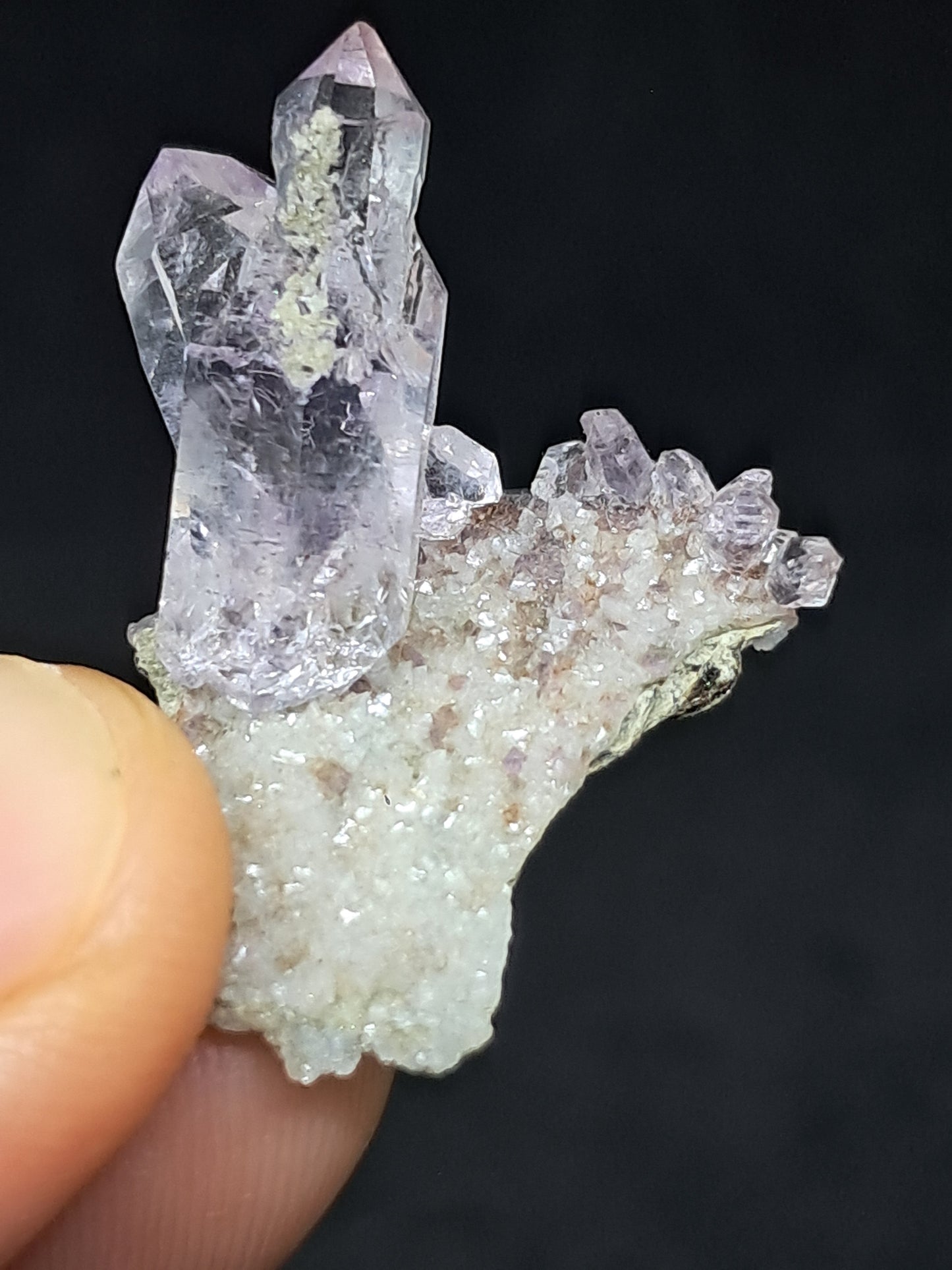 Cúmulo de cetro de amatista sobre base de calcedonia y mica Elestial (Karur) | Cúmulo de cristal | Piedra natural | Ejemplar mineral n.° KA99