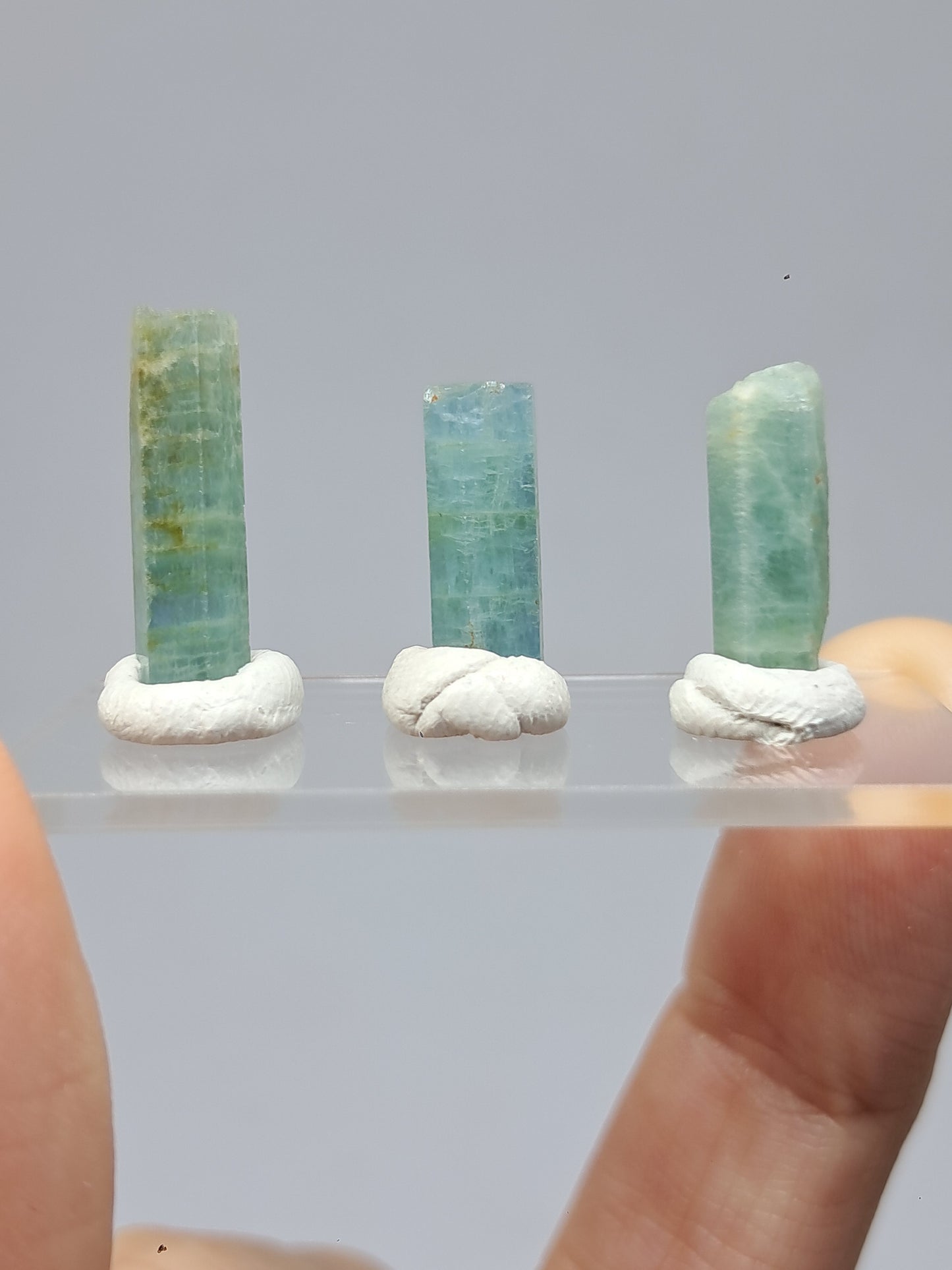 Conjunto de 3 Aguamarinas (Karur) Cristales Hexagonales en Bruto | Ejemplar Mineral n.° AQM35