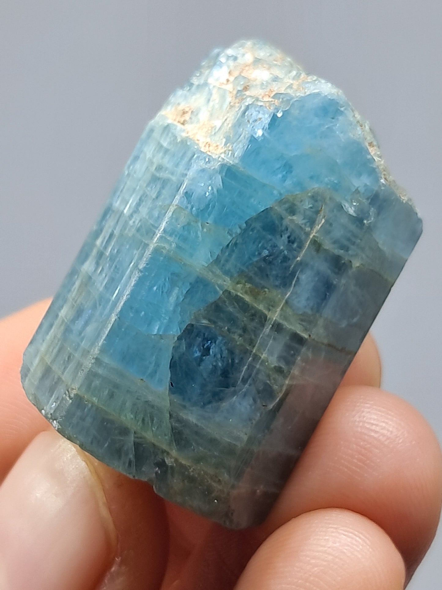 Aguamarina de alta calidad (Karur) en bruto, cristal hexagonal | Ejemplar mineral n.° AQM17