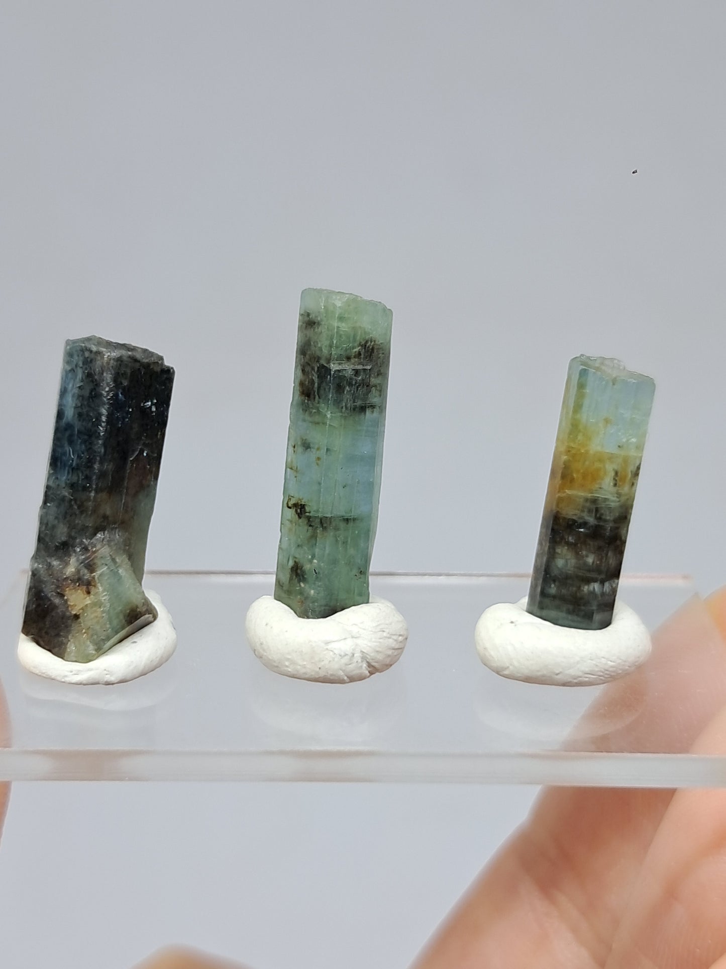 Conjunto de 3 Aguamarinas (Karur) Cristales Hexagonales en Bruto | Ejemplar Mineral n.° AQM37