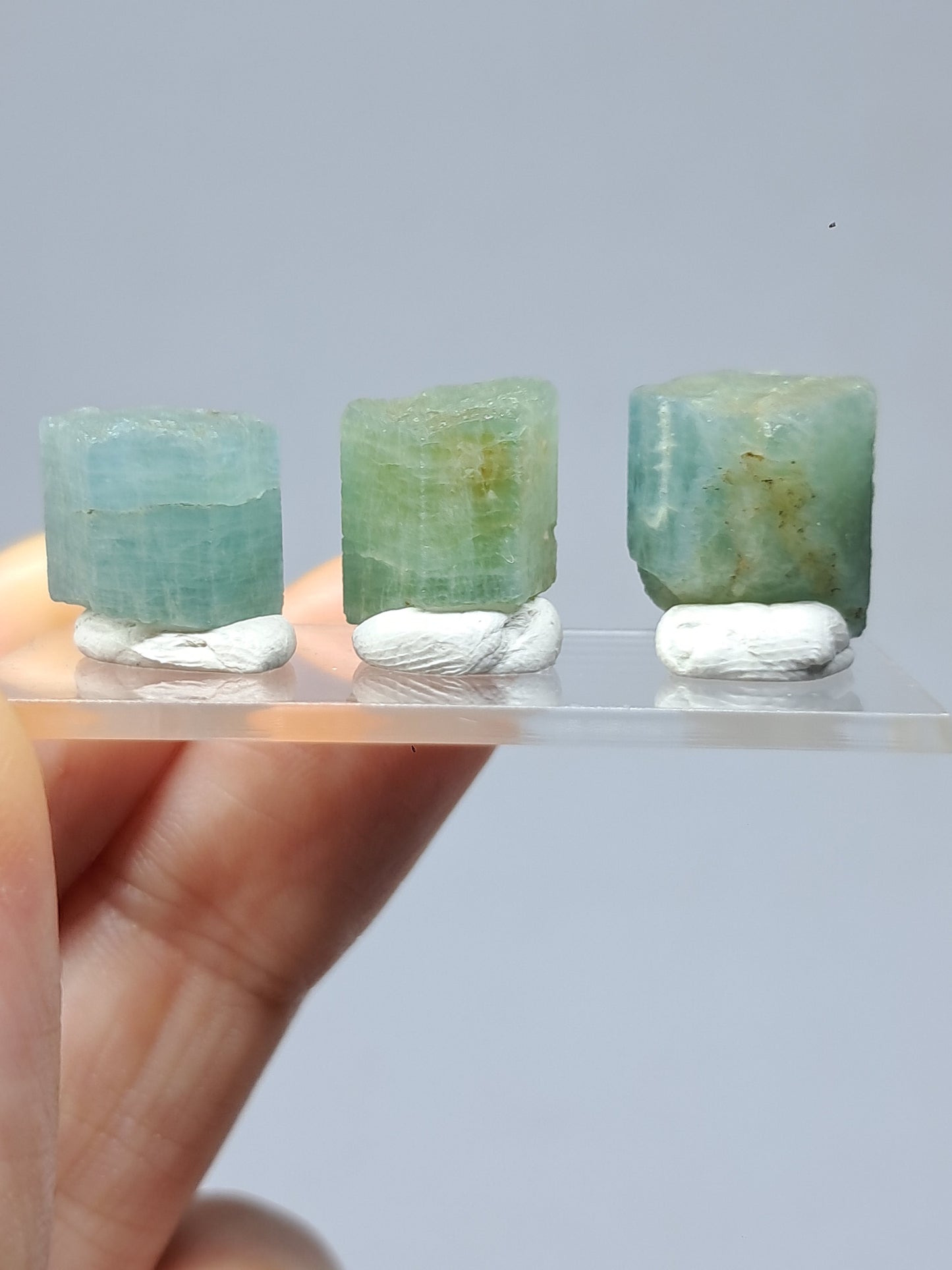 Conjunto de 3 Aguamarinas (Karur) Cristales Hexagonales en Bruto | Ejemplar Mineral n.° AQM29