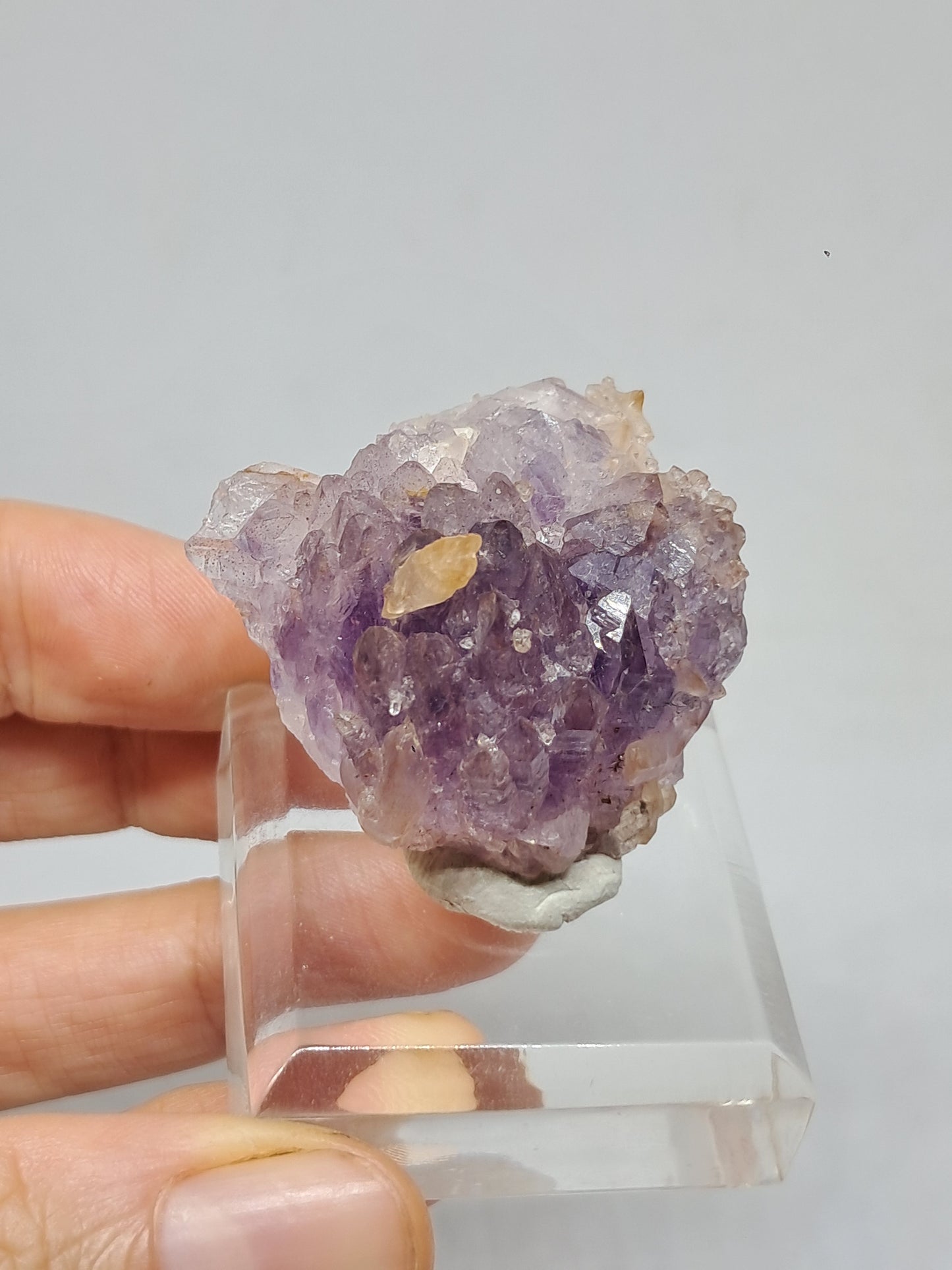 Amatista en forma de cetro con calcita reactiva a los rayos UV (Karur) | Cristal en bruto | Piedra natural | Ejemplar mineral n.° KA131