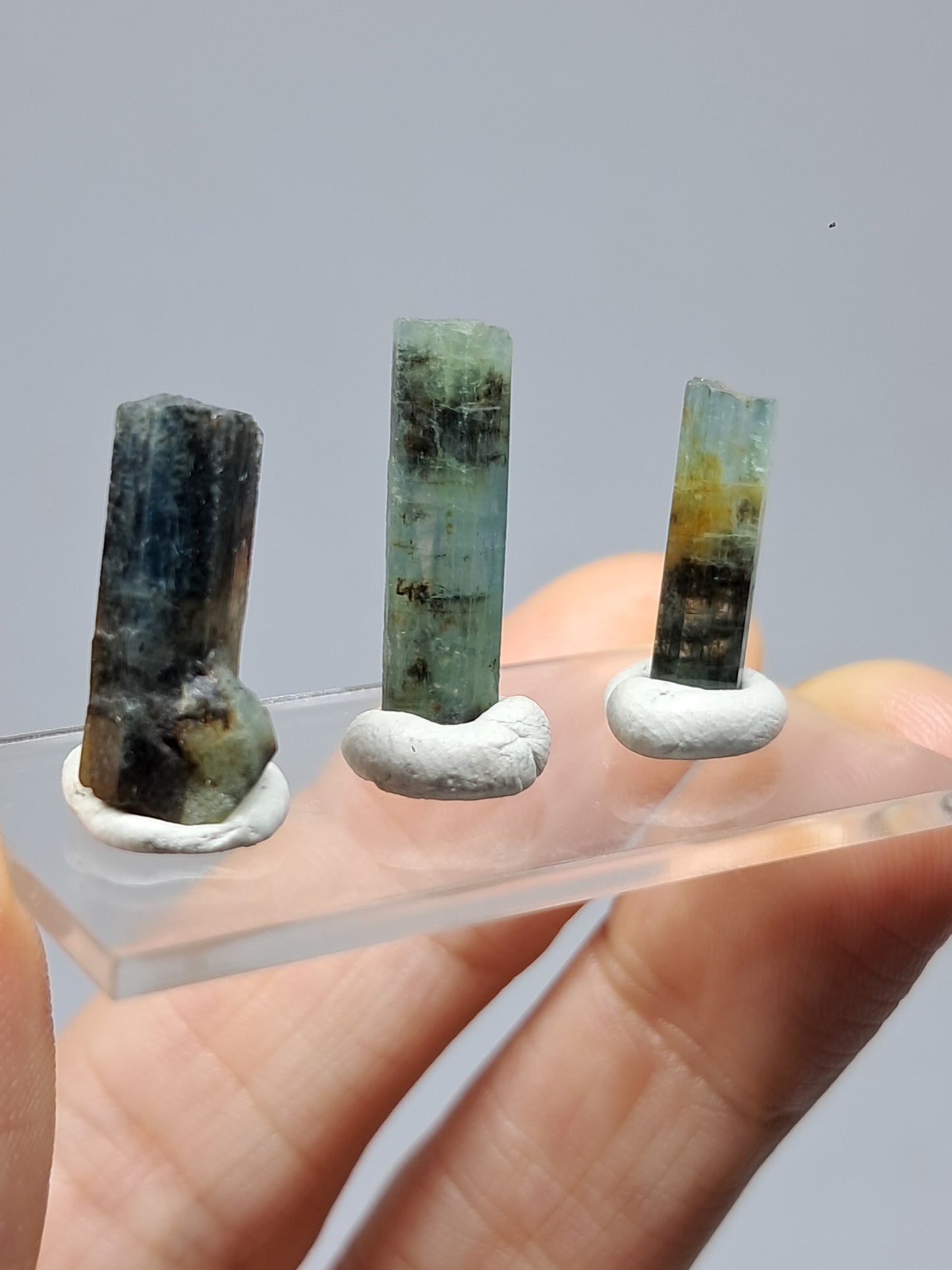 Conjunto de 3 Aguamarinas (Karur) Cristales Hexagonales en Bruto | Ejemplar Mineral n.° AQM37