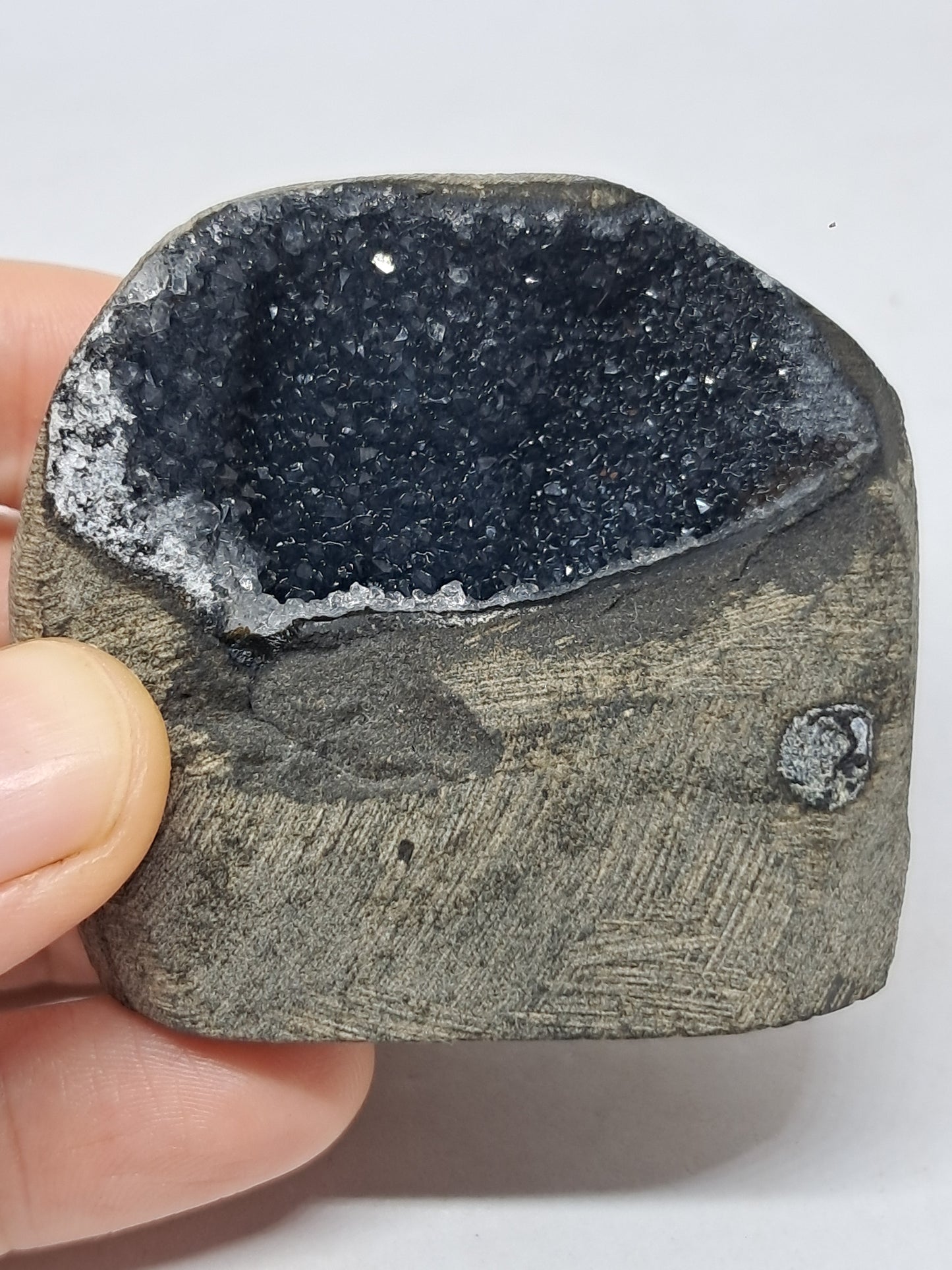 Calcedonia negra en geoda de basalto (Nashik) | Cristal natural | Ejemplar mineral n.° BC19