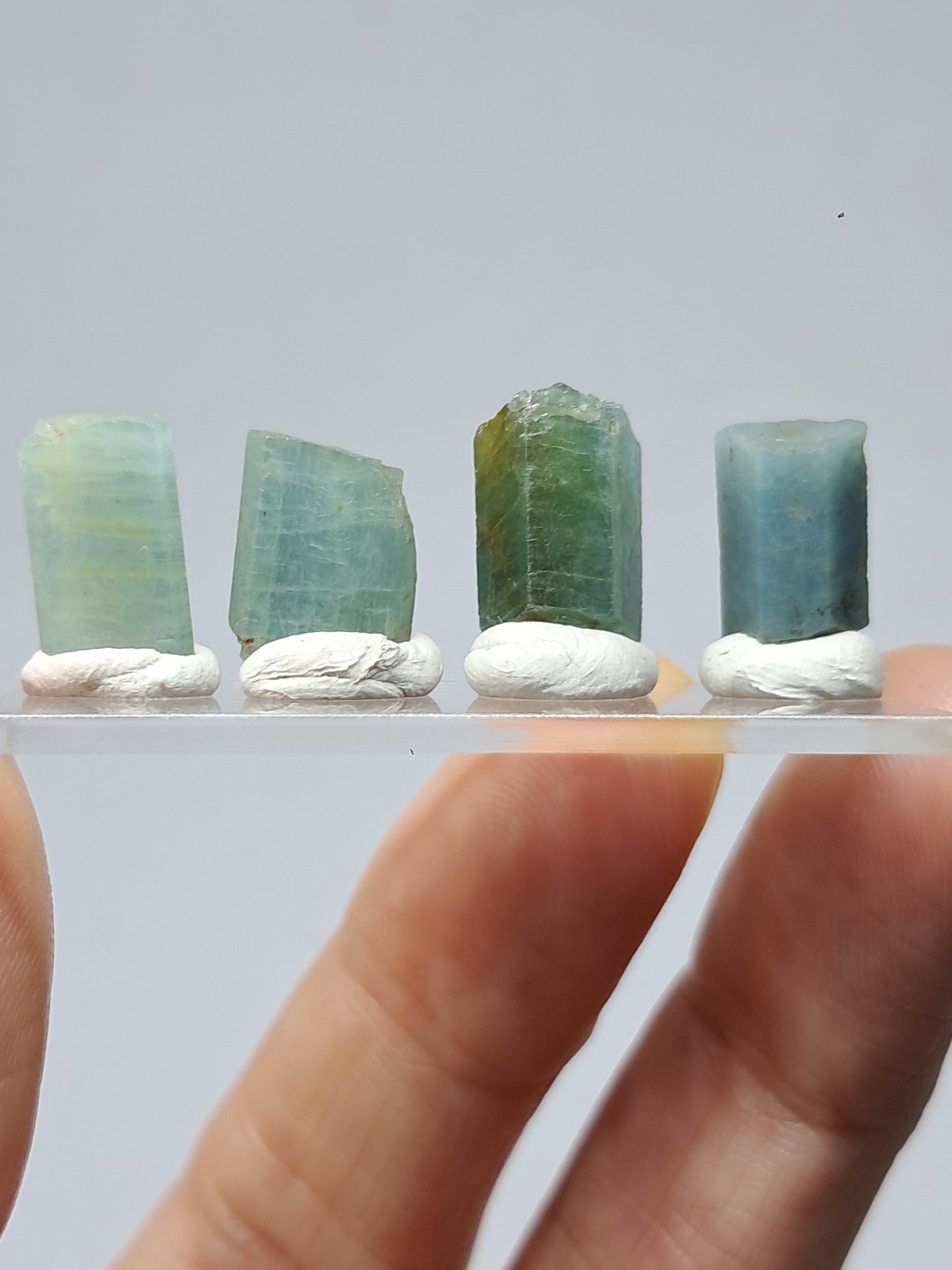 Conjunto de 4 cristales hexagonales de aguamarina (Karur) en bruto | Ejemplar mineral n.° AQM32