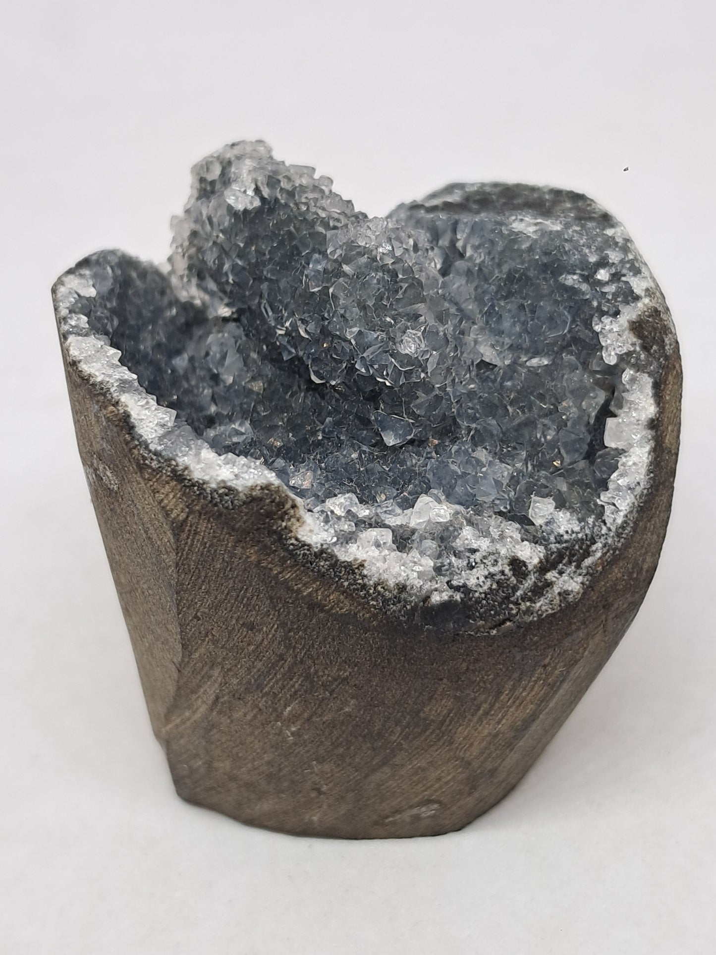 Calcedonia negra en geoda de basalto (Nashik) | Cristal natural | Ejemplar mineral n.° BC15