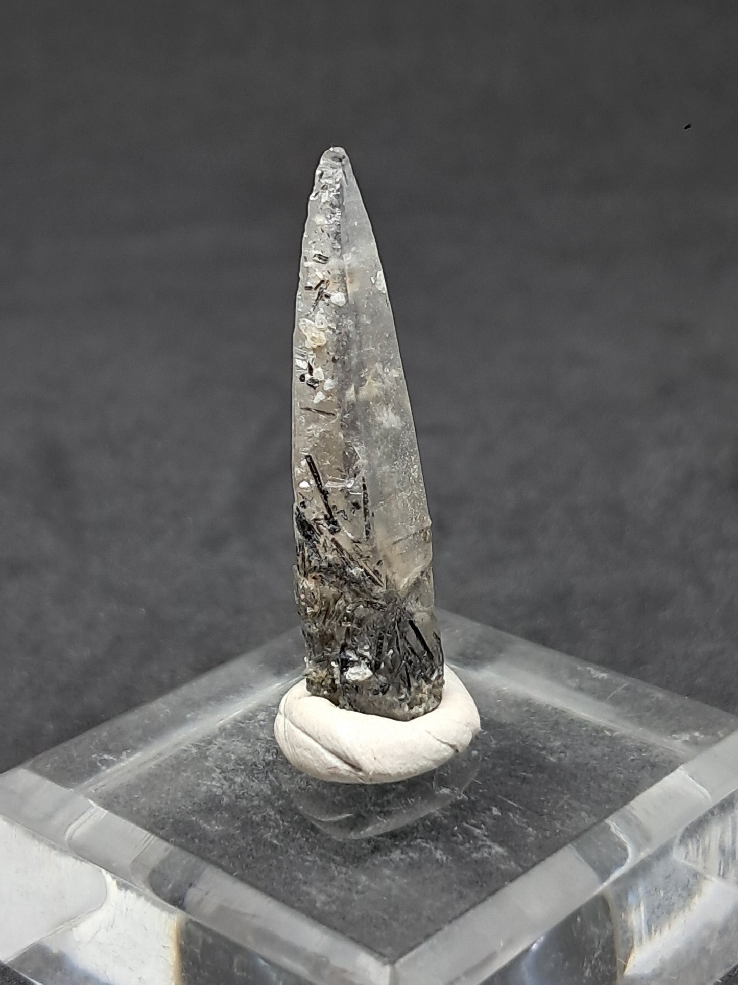 Punta de cristal de cuarzo turmalinado (karur), piedra natural | Ejemplar mineral n.° TQ27