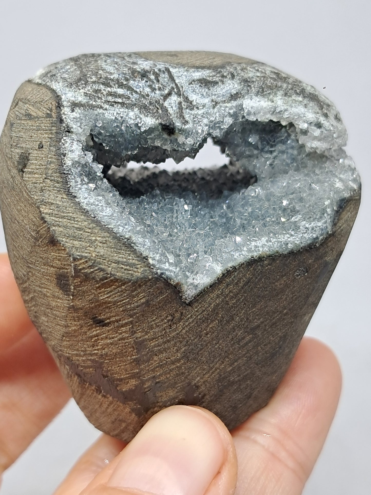 Calcedonia negra en geoda de basalto (Nashik) | Cristal natural | Ejemplar mineral n.° BC20