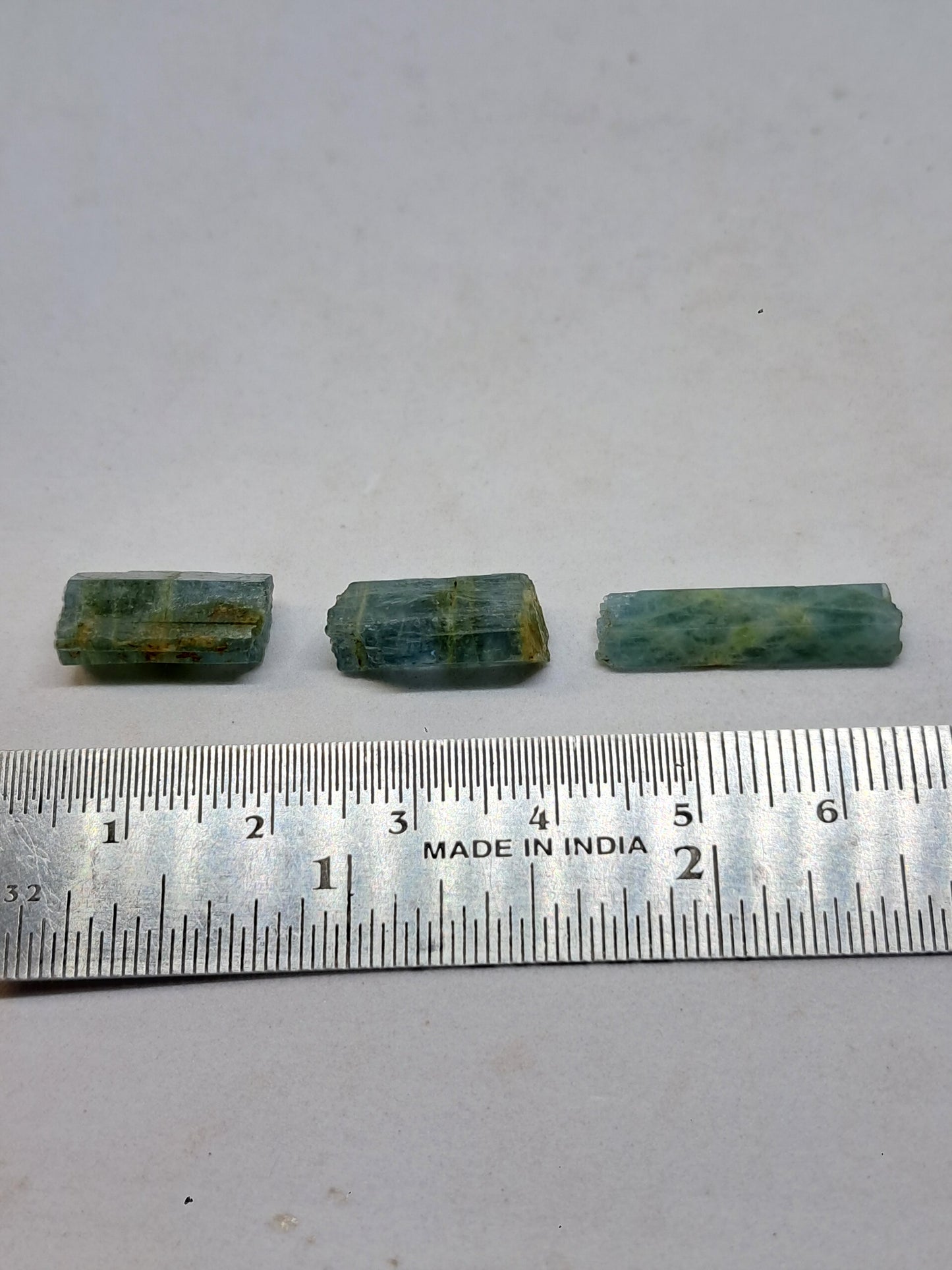 Conjunto de 3 Aguamarinas (Karur) Cristales Hexagonales en Bruto | Ejemplar Mineral n.° AQM31