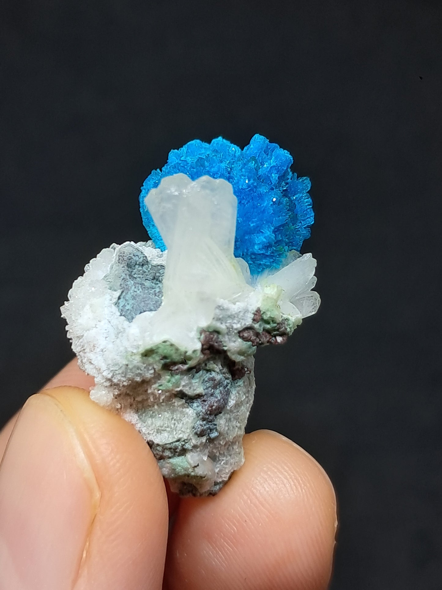 Pentagonita con estilbita sobre matriz de heulandita (wagholi), piedra en bruto | Cristal natural | Ejemplar mineral raro n.° CV27