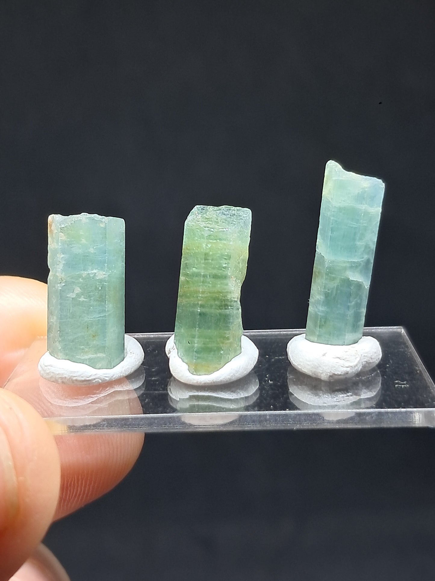 Conjunto de 3 Aguamarinas (Karur) Cristales Hexagonales en Bruto | Ejemplar Mineral n.° AQM30