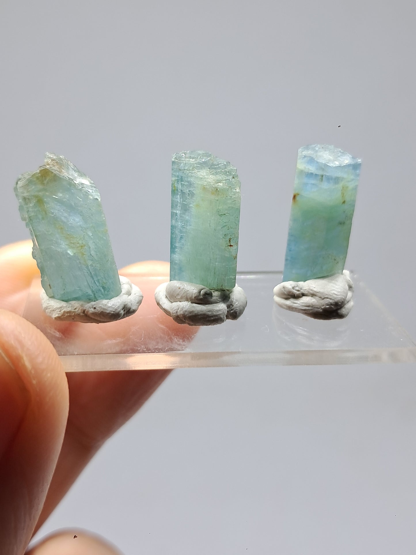 Conjunto de 3 Aguamarinas (Karur) Cristales Hexagonales en Bruto | Ejemplar Mineral n.° AQM26