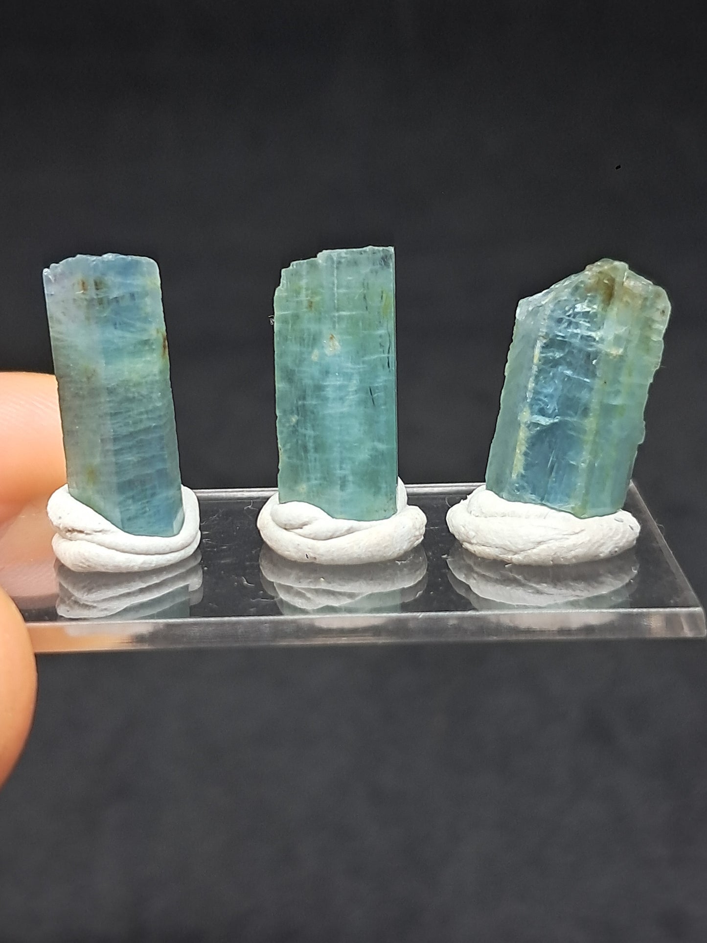 Conjunto de 3 Aguamarinas (Karur) Cristales Hexagonales en Bruto | Ejemplar Mineral n.° AQM26