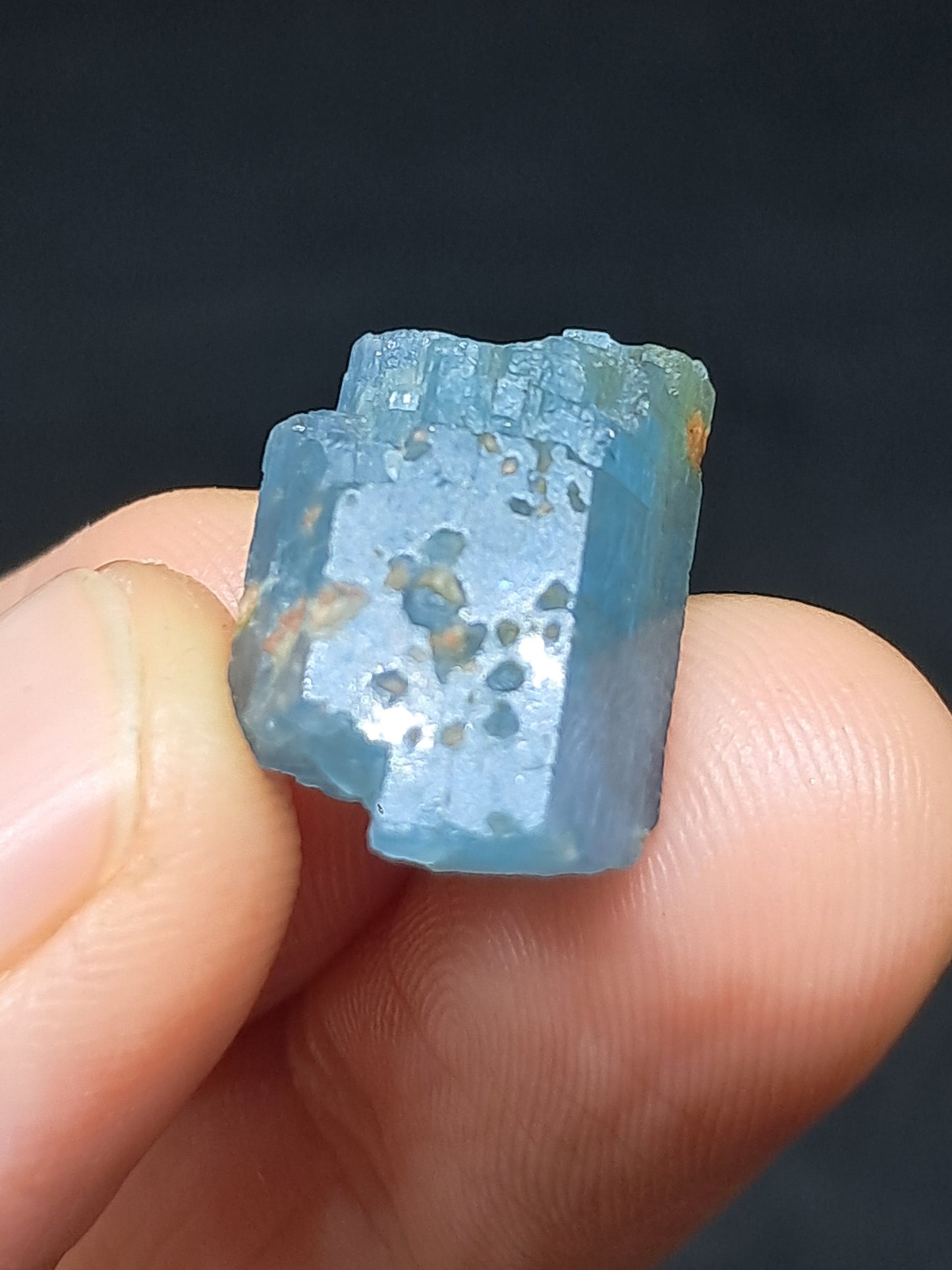 Aguamarina de alta calidad (Karur) en bruto, cristal hexagonal | Ejemplar mineral n.° AQM15
