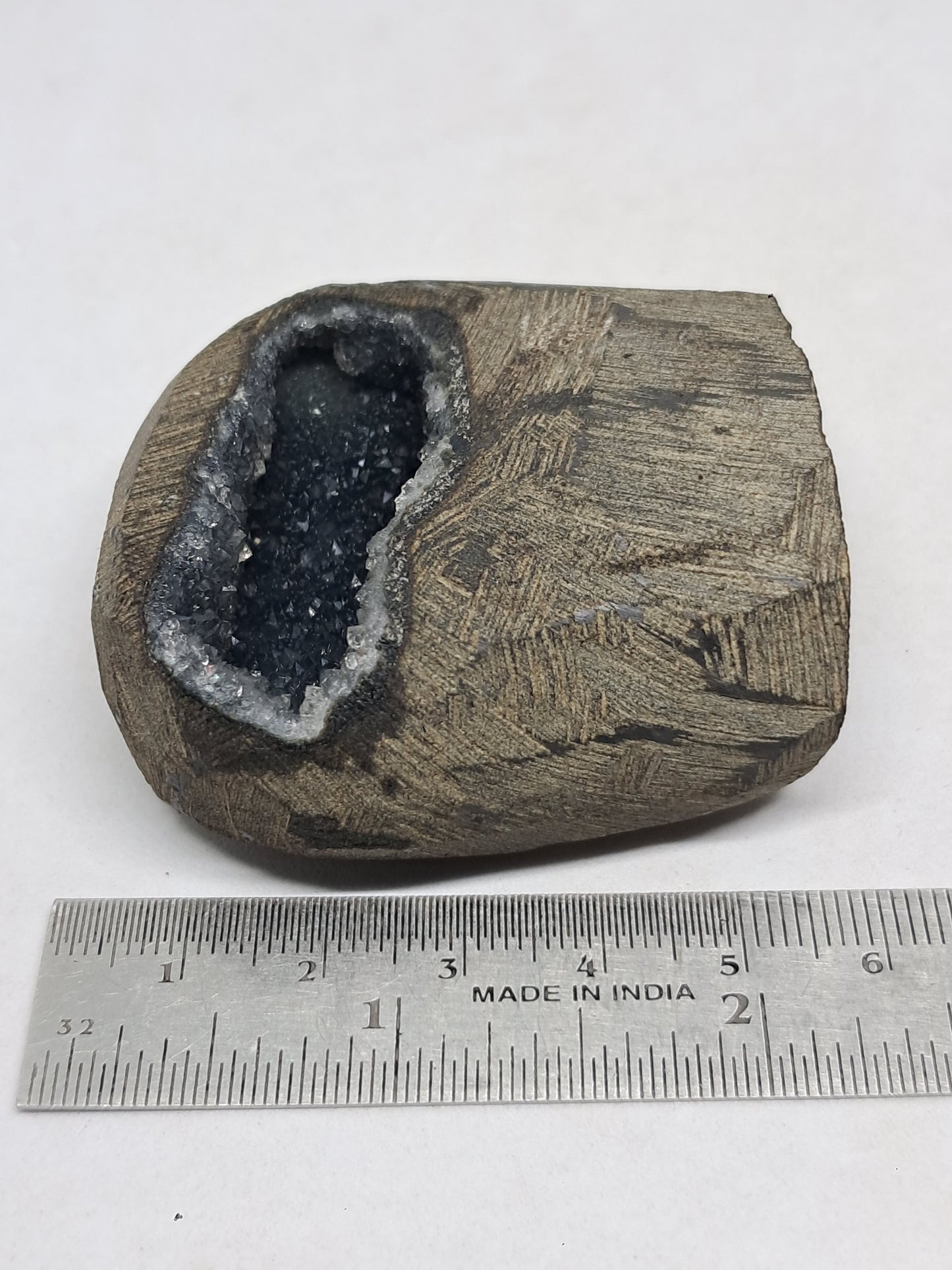 Calcedonia negra en geoda de basalto (Nashik) | Cristal natural | Ejemplar mineral n.° BC12