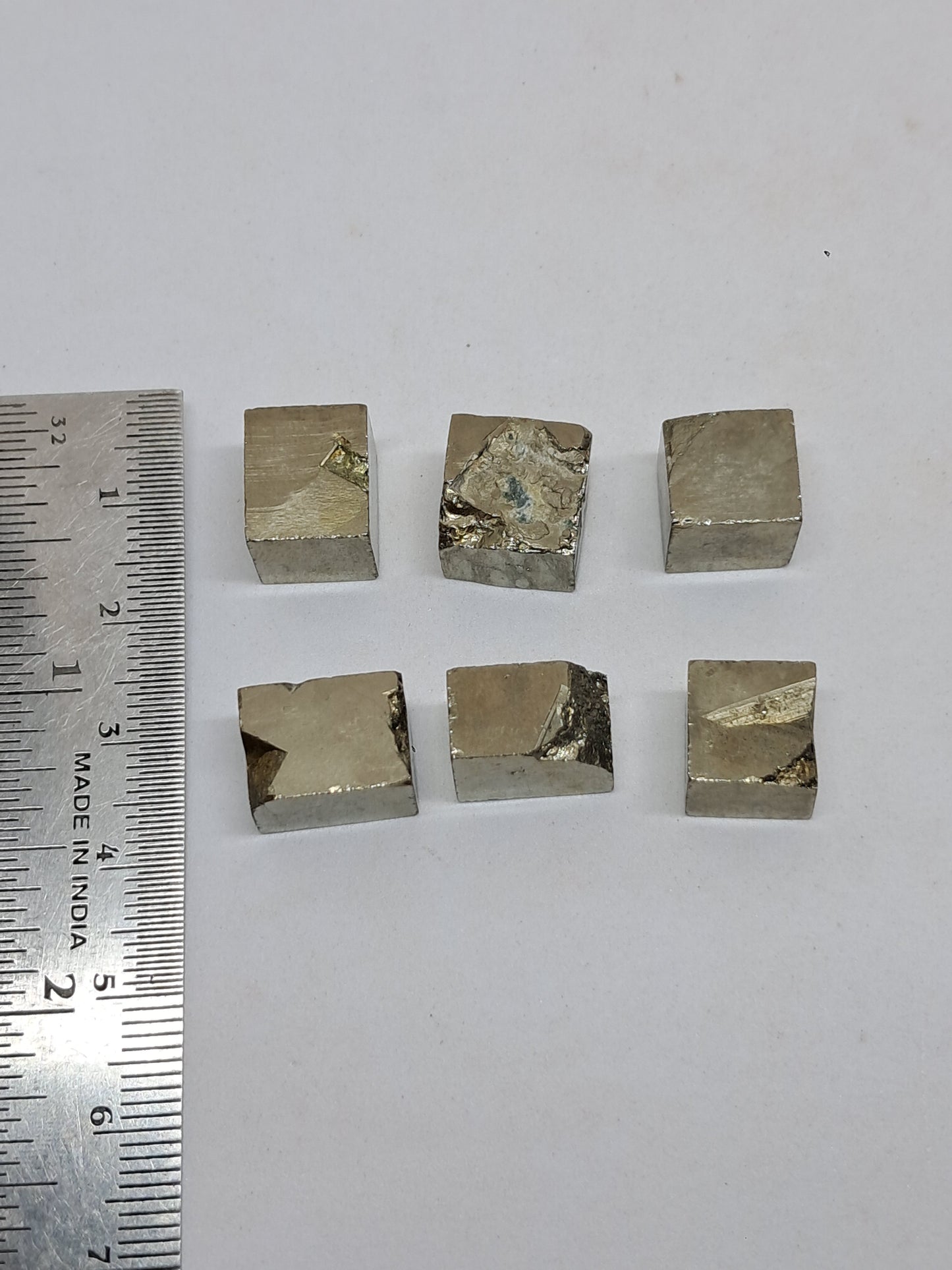 Pirita en bruto en cubos pequeños (España) Cristal natural | Ejemplar mineral n.° PR13