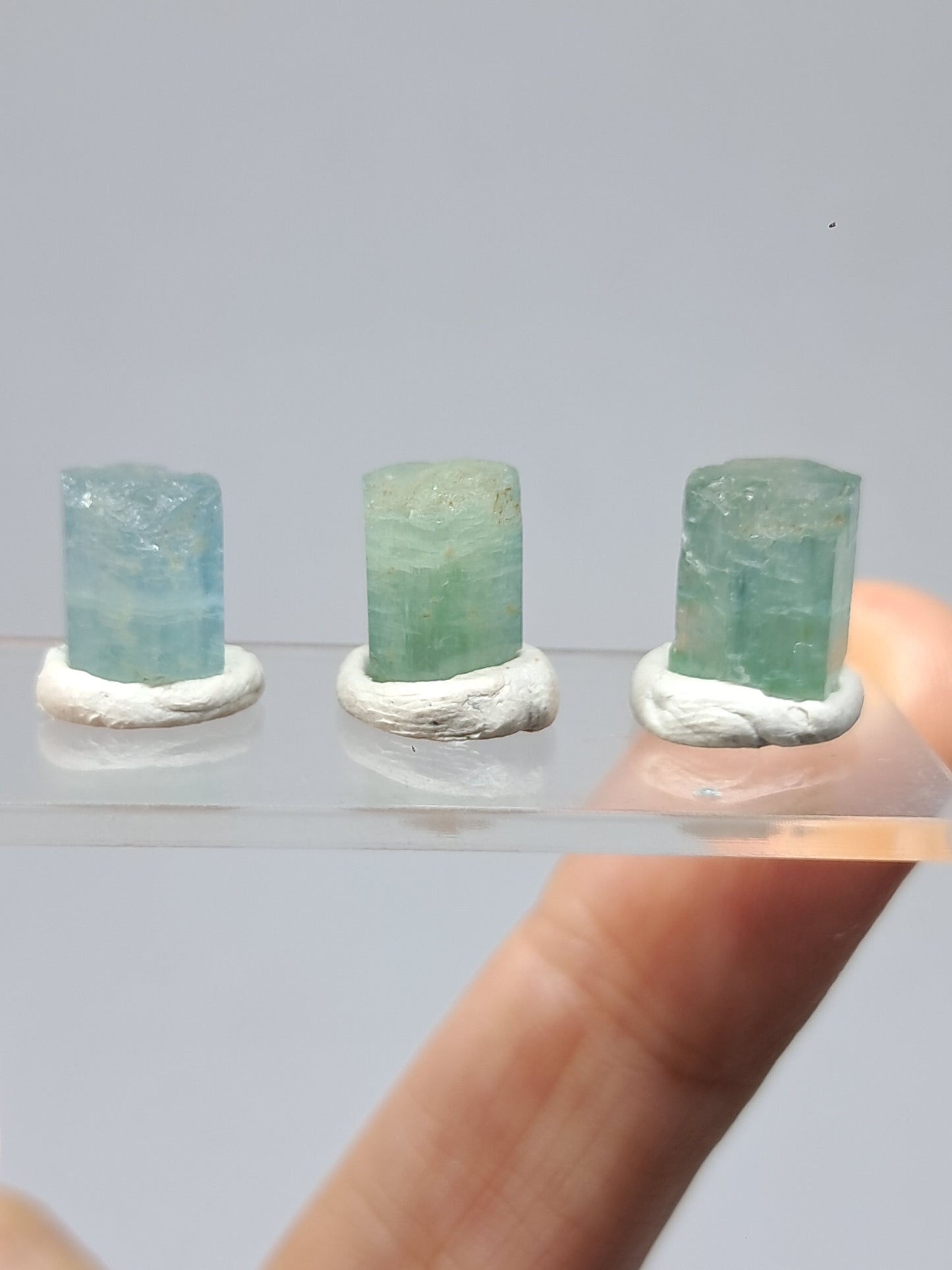 Conjunto de 3 Aguamarinas (Karur) Cristales Hexagonales en Bruto | Ejemplar Mineral n.° AQM36