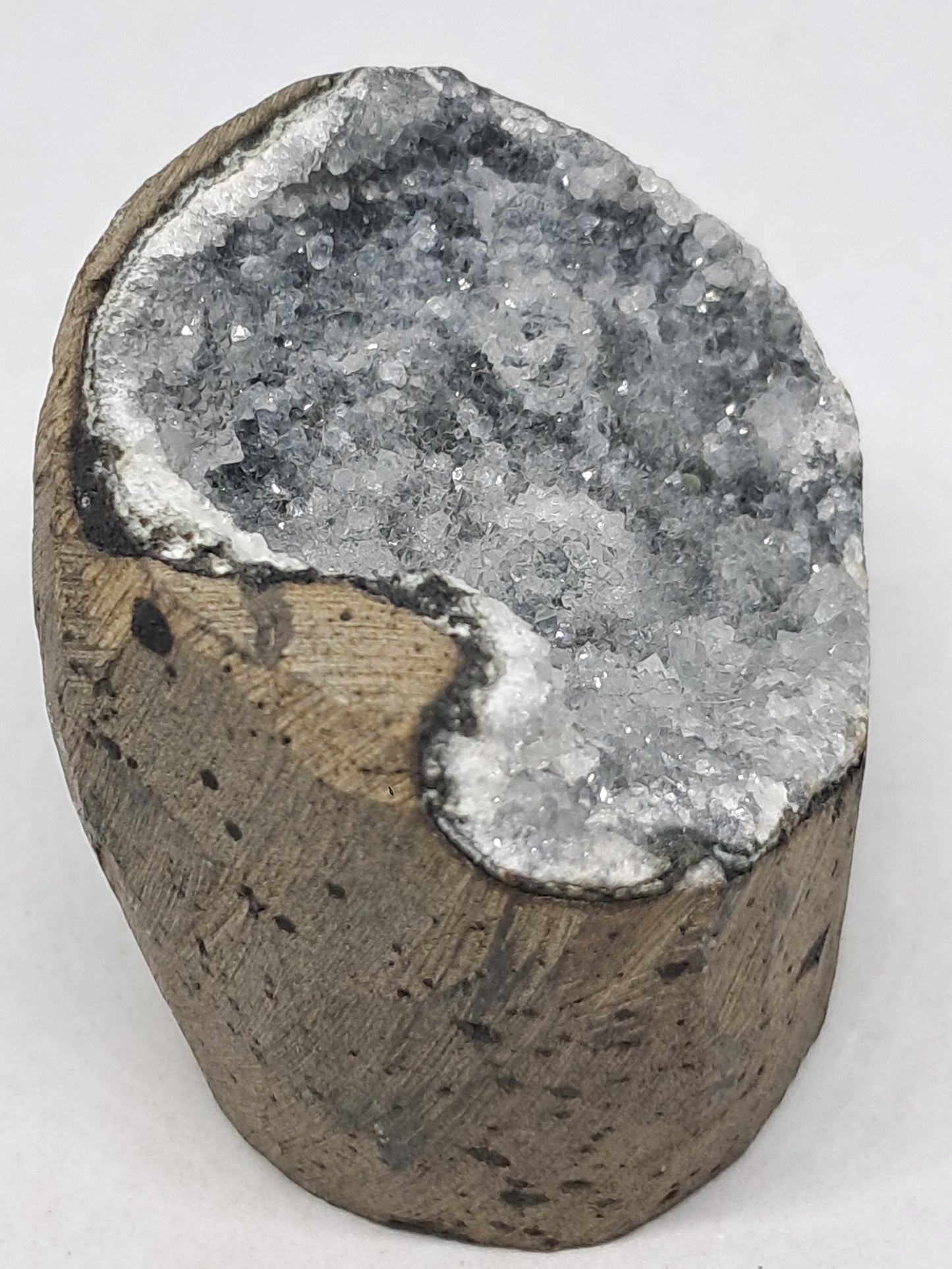 Cuarzo sobre calcedonia negra en geoda de basalto (Nashik) | Cristal natural | Ejemplar mineral n.° BC14