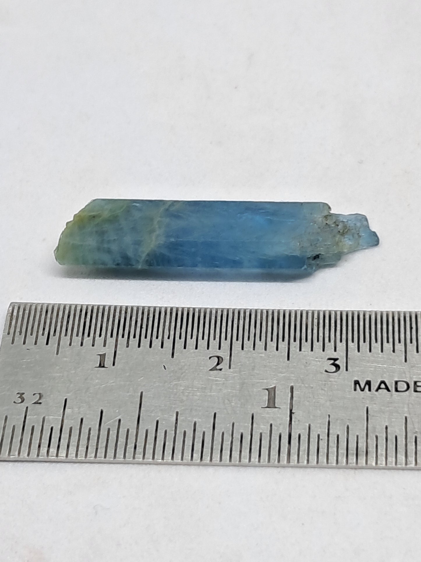 Aguamarina de alta calidad (Karur) en bruto, cristal hexagonal | Ejemplar mineral n.° AQM18