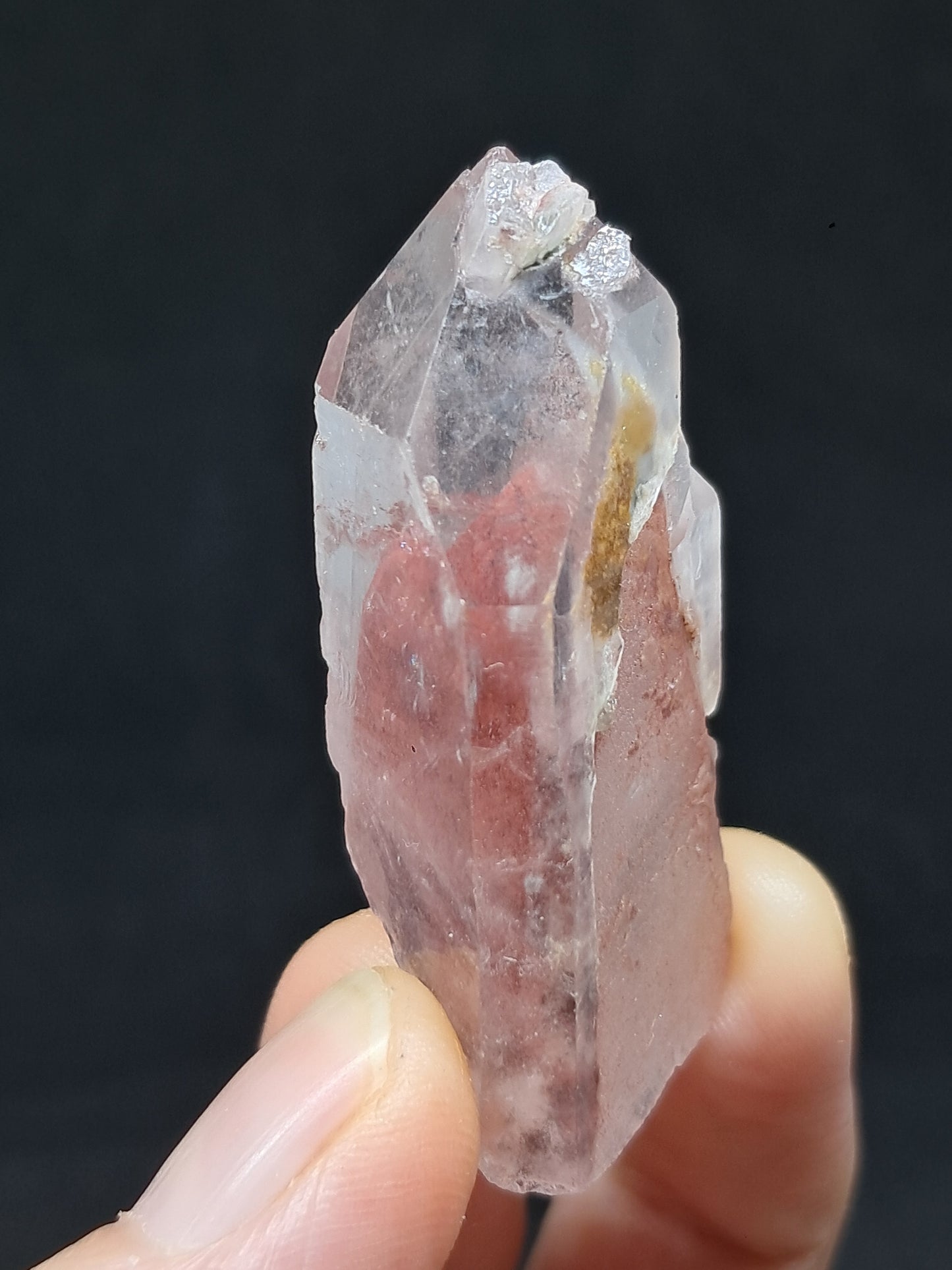 Punta de cristal natural de cuarzo fantasma hematita (Telangana) | Ejemplar mineral n.° HPQ15