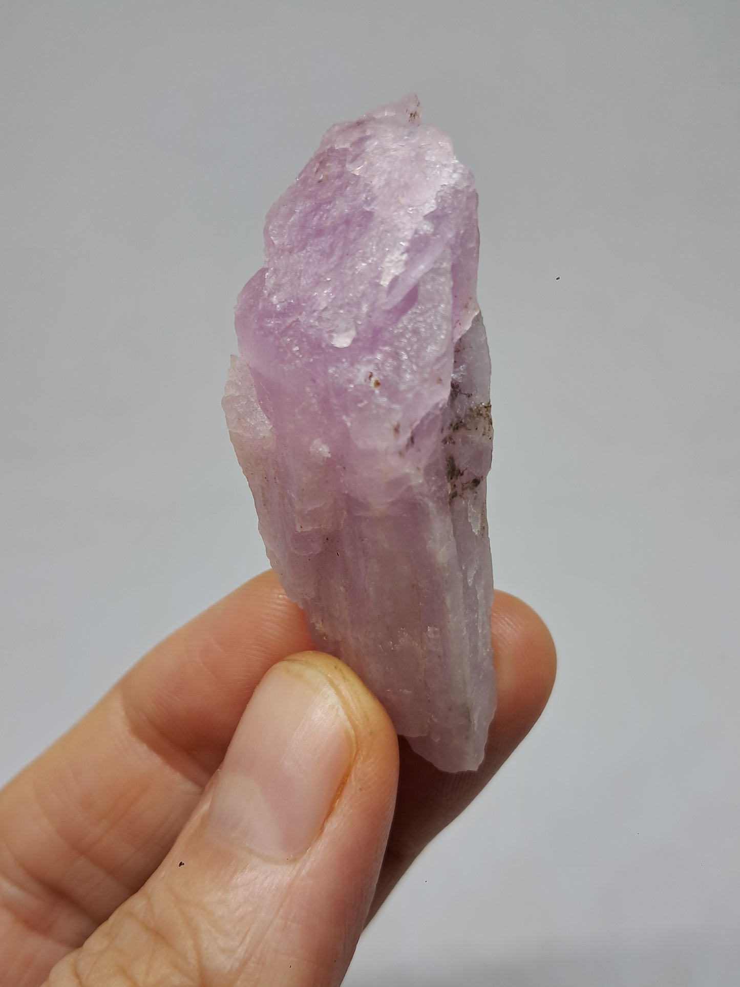 Cristal de kunzita en bruto (Madagascar), piedra natural en bruto | Espécimen de espodumena n.° KZ3