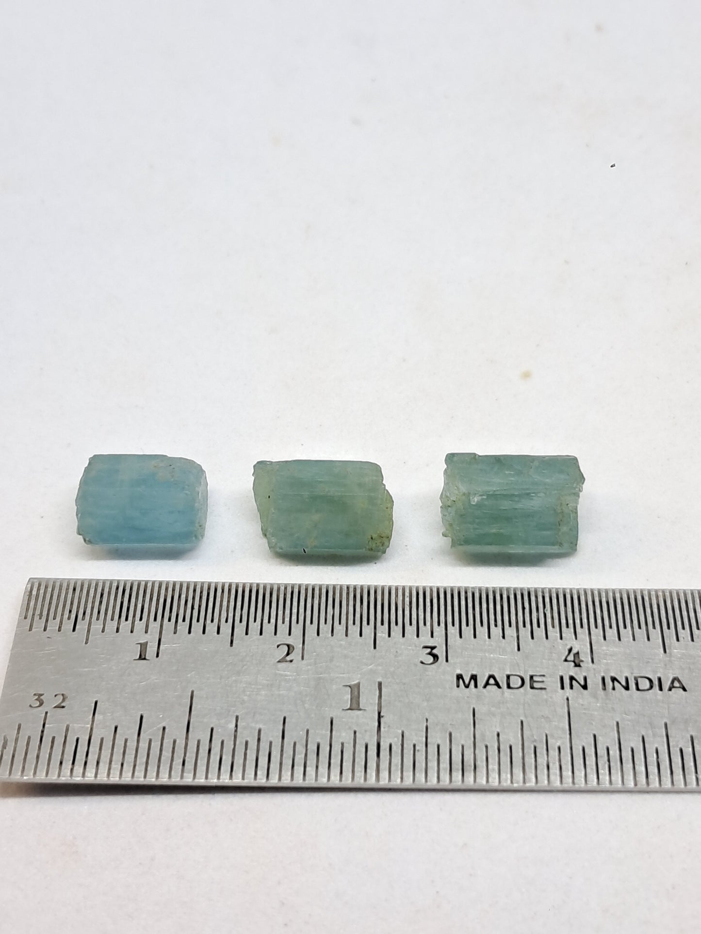 Conjunto de 3 Aguamarinas (Karur) Cristales Hexagonales en Bruto | Ejemplar Mineral n.° AQM36
