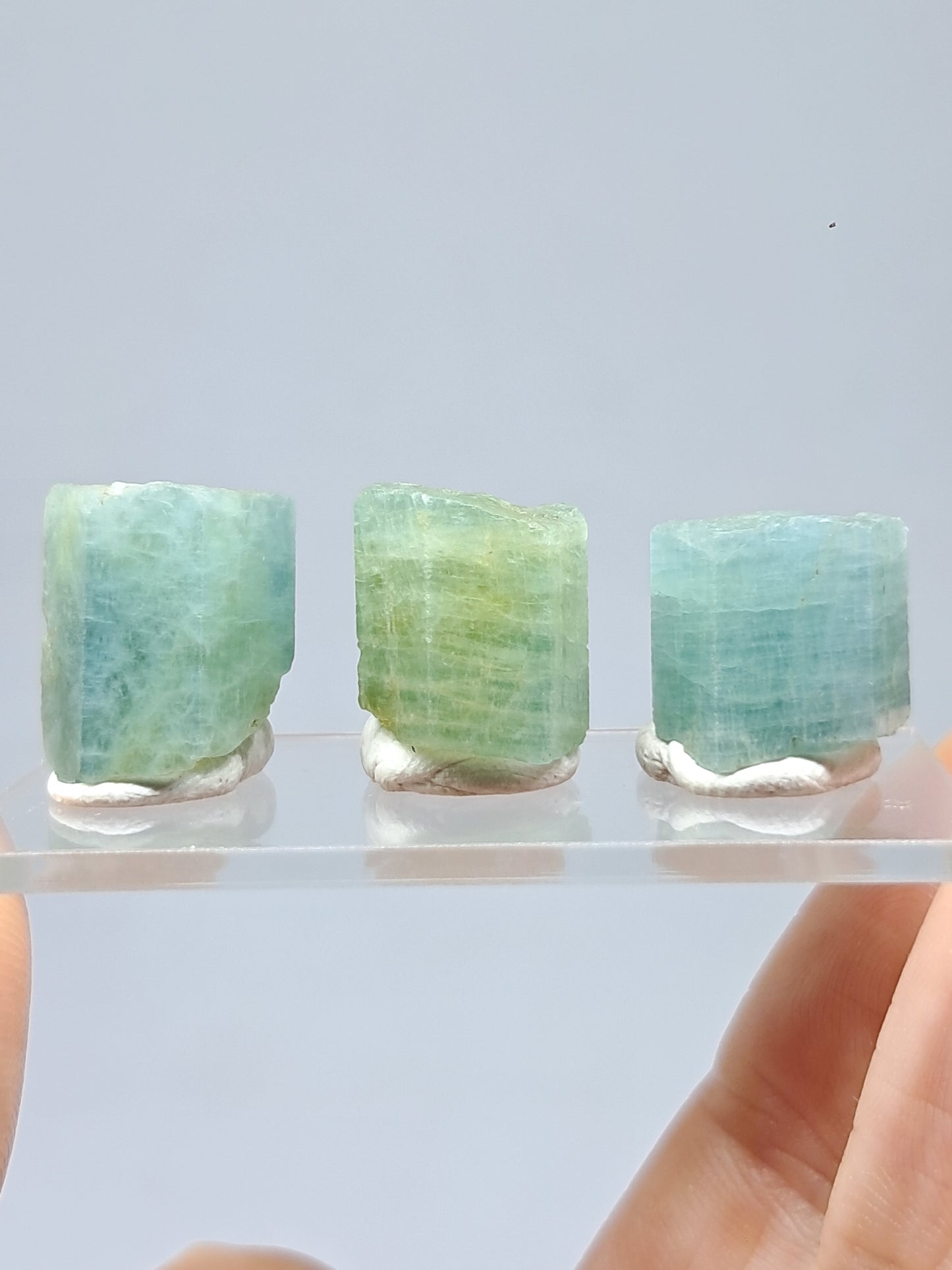 Conjunto de 3 Aguamarinas (Karur) Cristales Hexagonales en Bruto | Ejemplar Mineral n.° AQM29