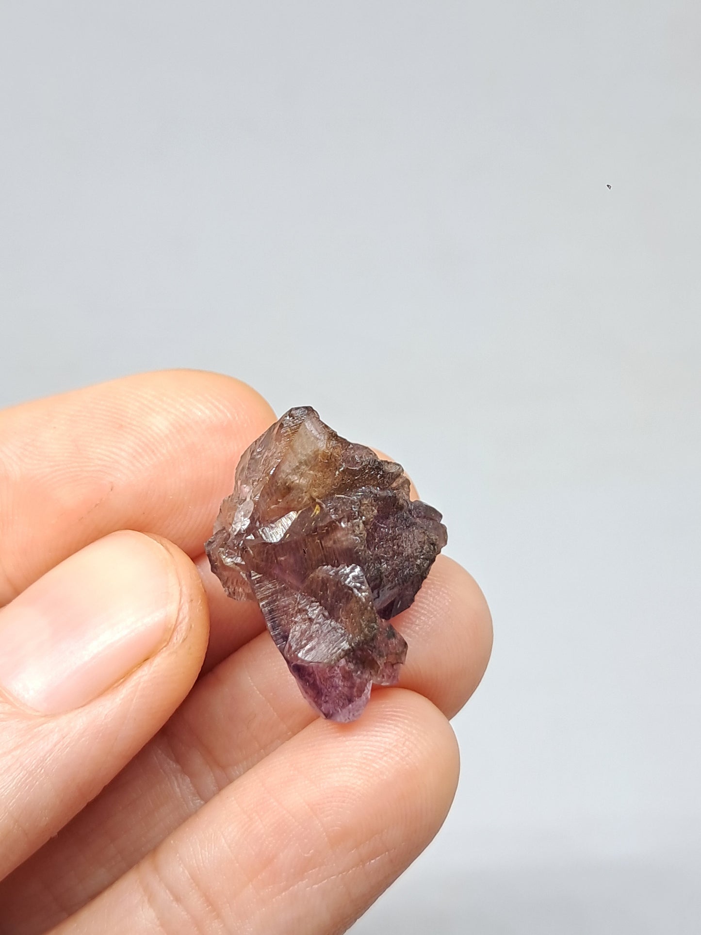 Cúmulo de amatista cetro con inclusiones Super Seven y formación de panal (Karur) | Cristal en bruto | Piedra natural | Ejemplar mineral n.° KA135