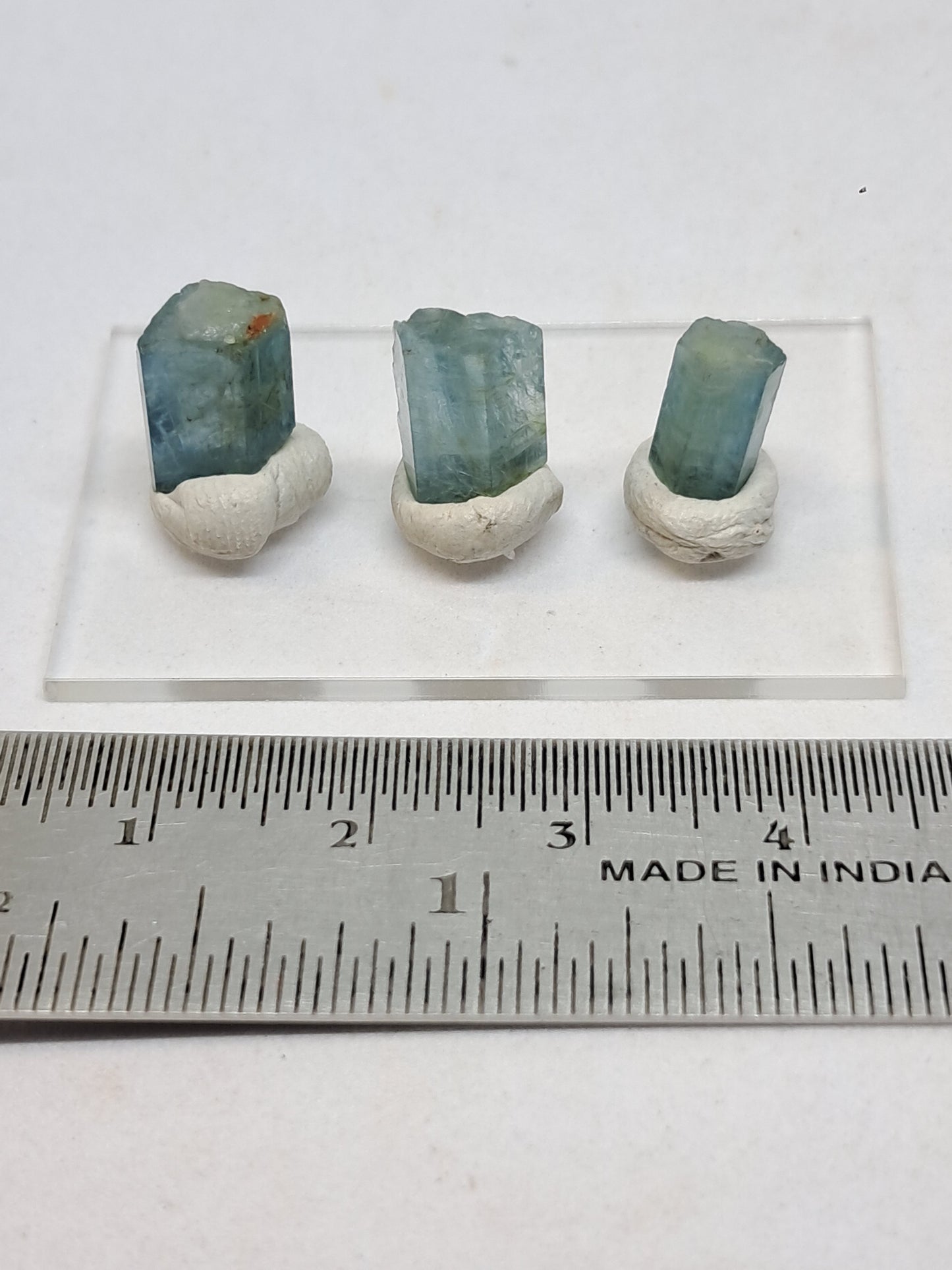 Conjunto de 3 cristales hexagonales de aguamarina (Karur) en bruto | Ejemplar mineral n.° AQM33