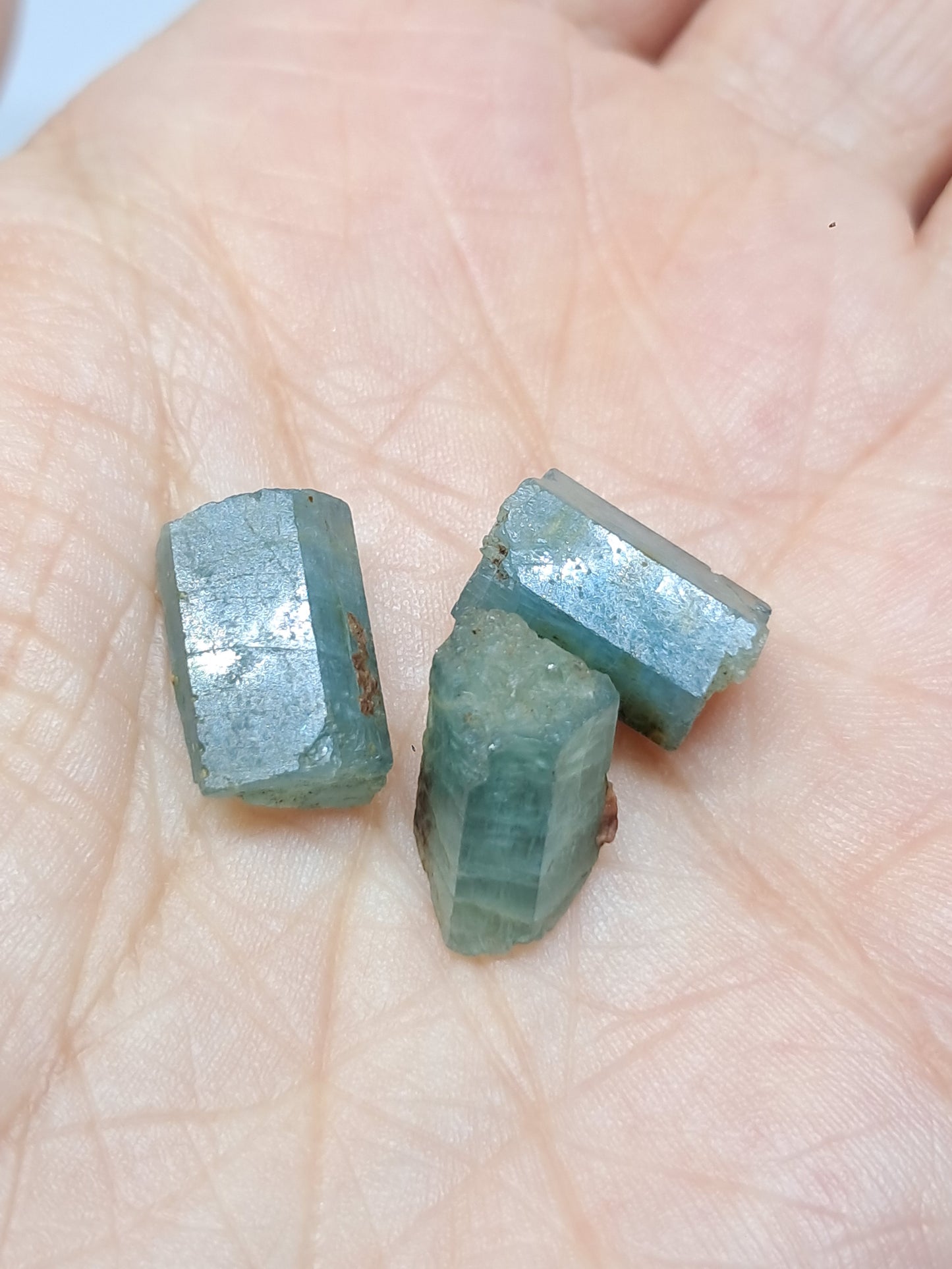 Conjunto de 3 Aguamarinas (Karur) Cristales Hexagonales en Bruto | Ejemplar Mineral n.° AQM38
