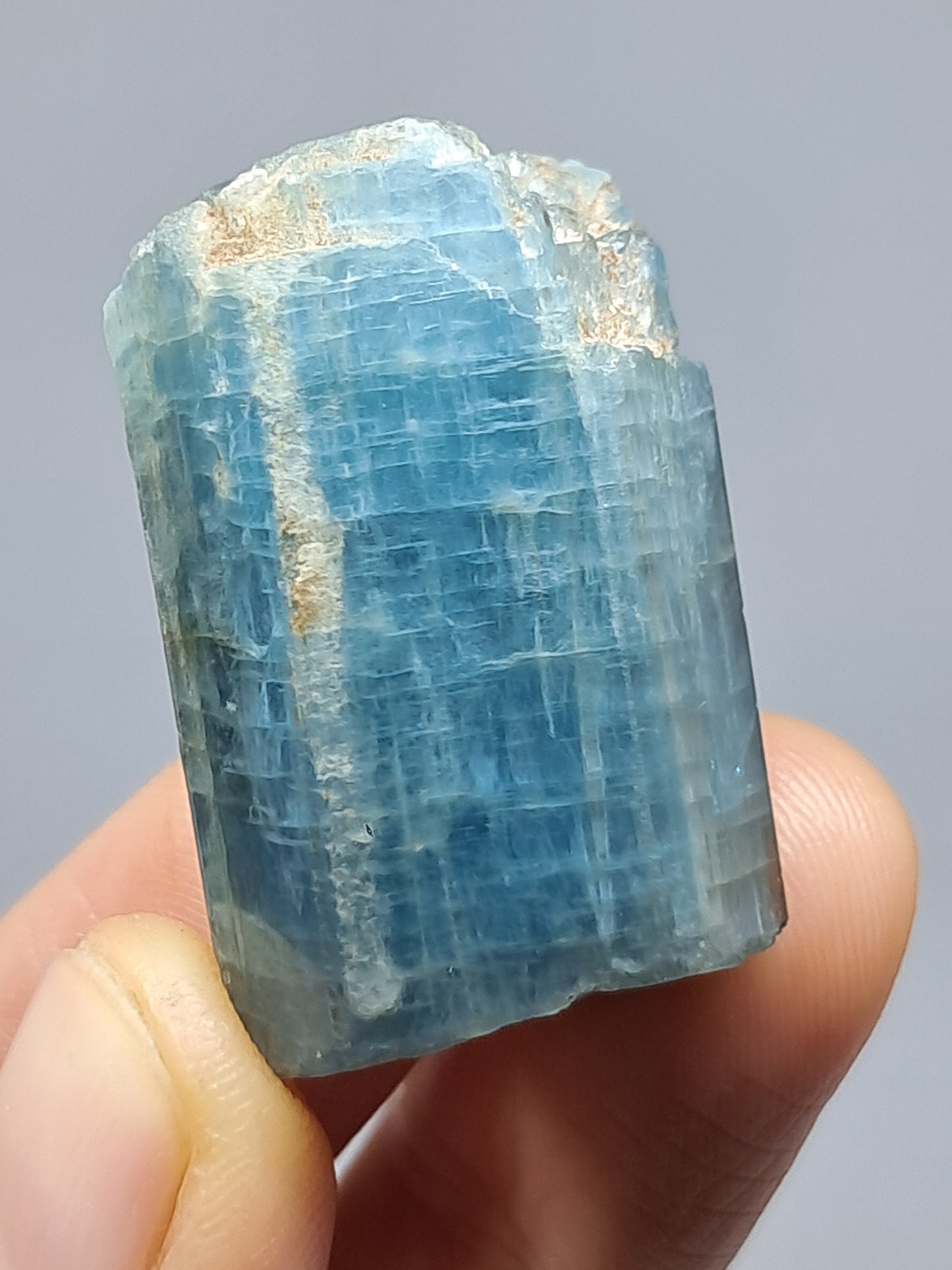 Aguamarina de alta calidad (Karur) en bruto, cristal hexagonal | Ejemplar mineral n.° AQM17