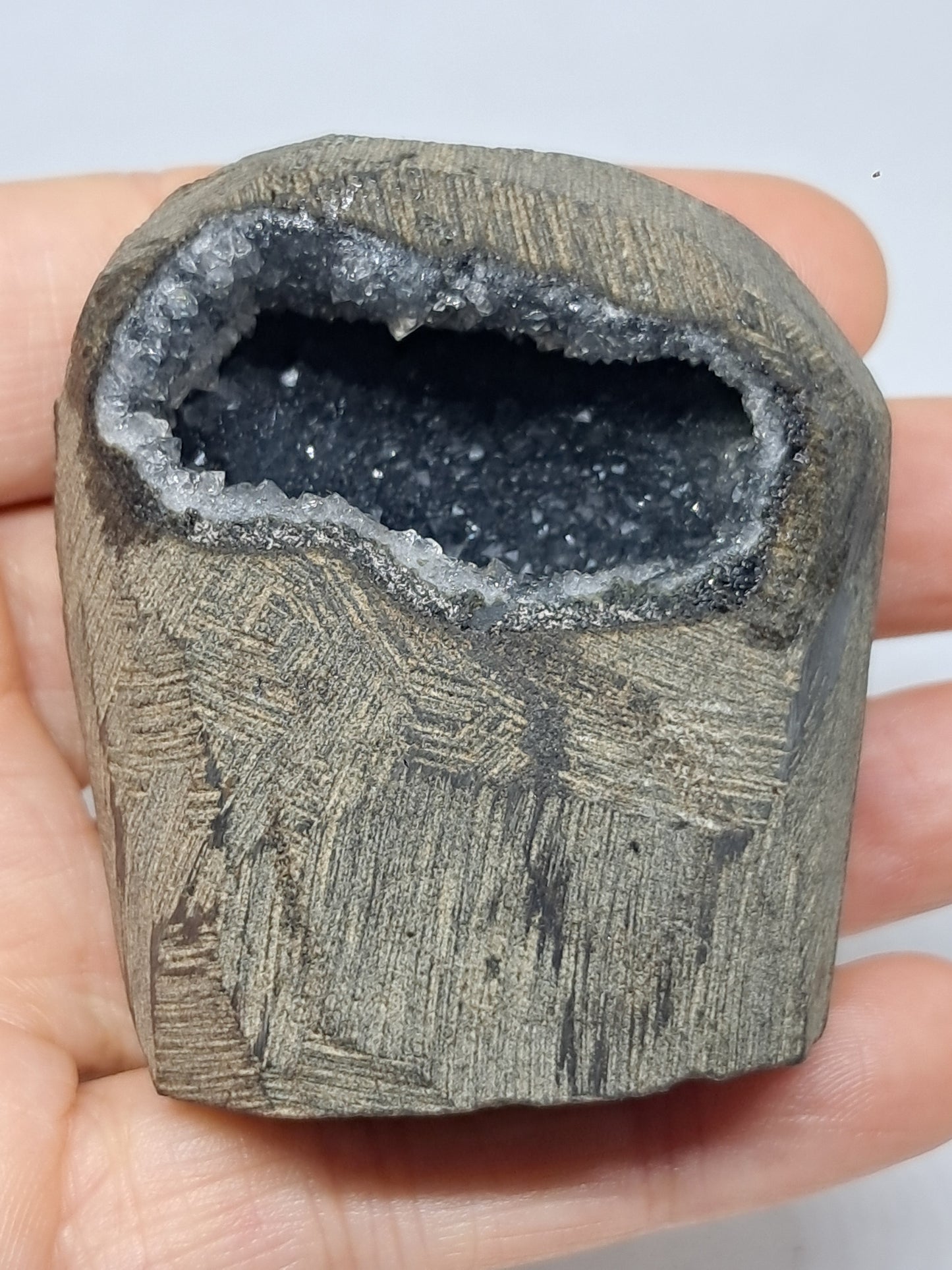 Calcedonia negra en geoda de basalto (Nashik) | Cristal natural | Ejemplar mineral n.° BC12