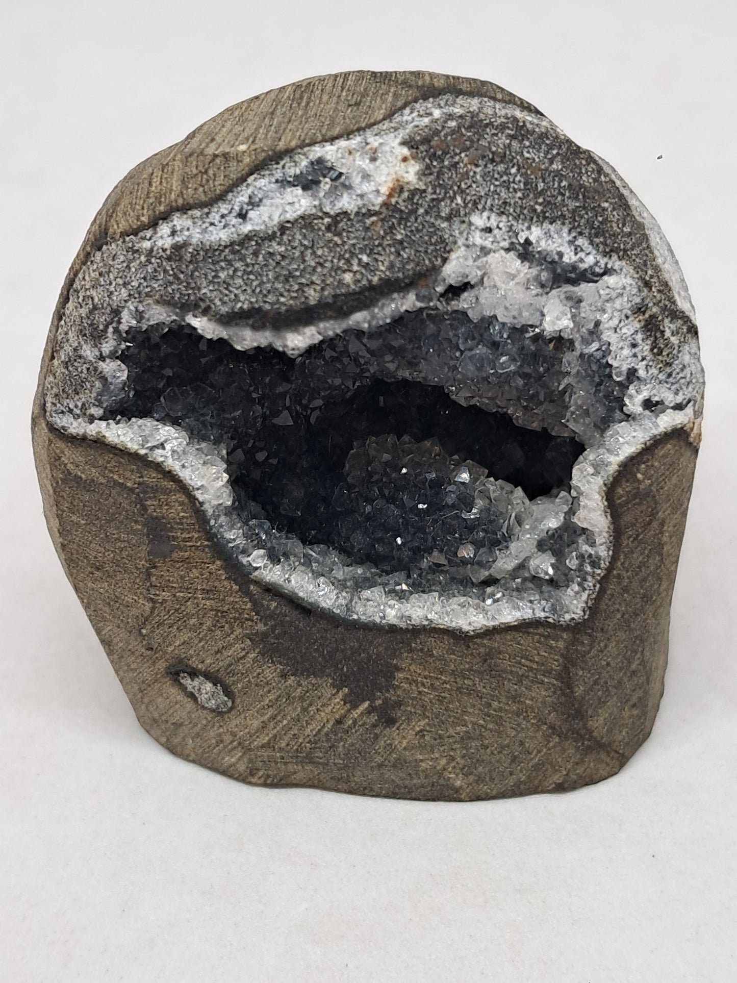 Calcedonia negra en geoda de basalto (Nashik) | Cristal natural | Ejemplar mineral n.° BC16