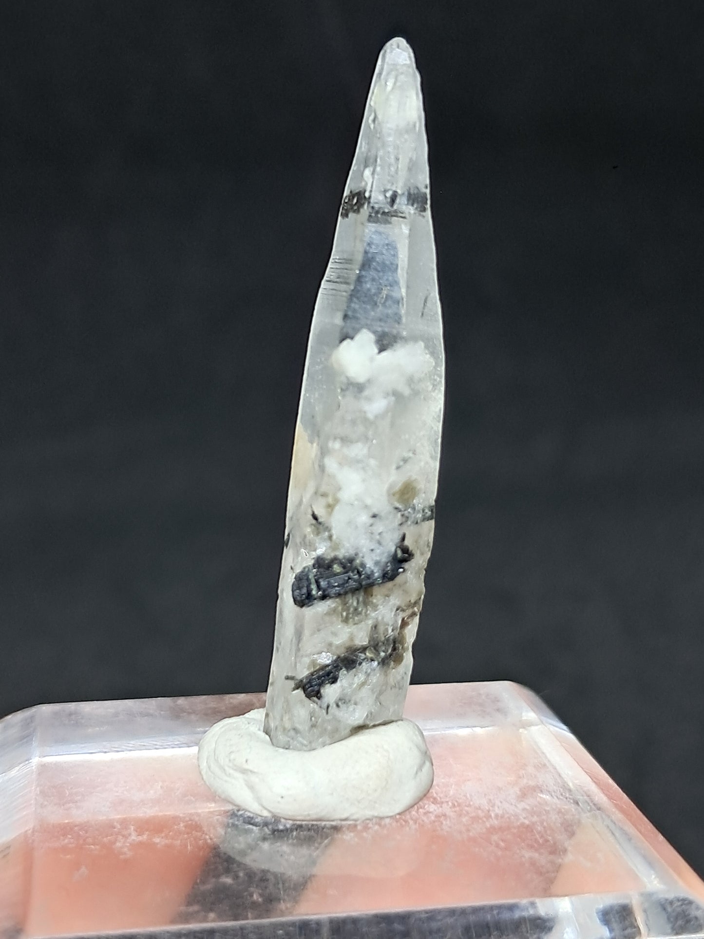 Punta de cristal de cuarzo turmalinado (karur), piedra natural | Ejemplar mineral n.° TQ28