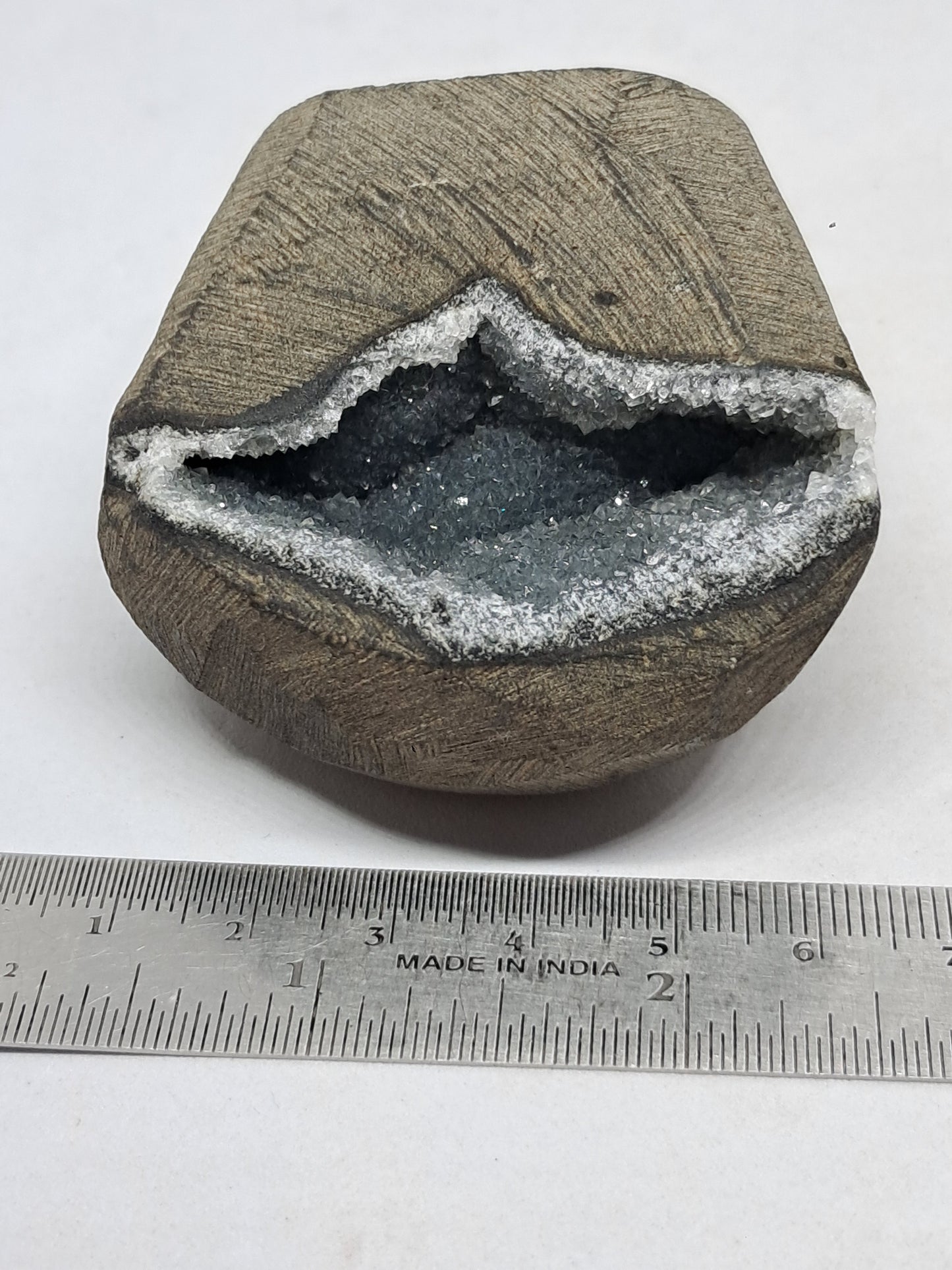 Calcedonia negra en geoda de basalto (Nashik) | Cristal natural | Ejemplar mineral n.° BC22