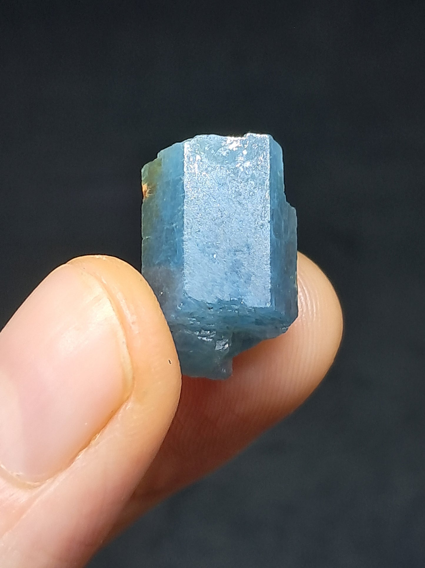 Aguamarina de alta calidad (Karur) en bruto, cristal hexagonal | Ejemplar mineral n.° AQM15