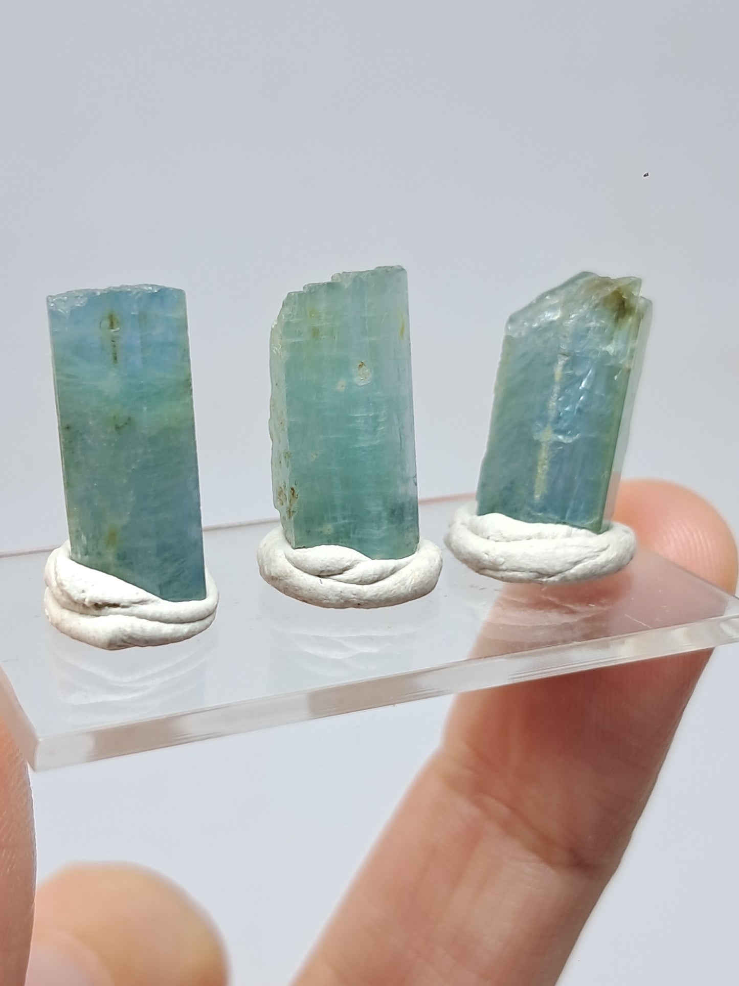 Conjunto de 3 Aguamarinas (Karur) Cristales Hexagonales en Bruto | Ejemplar Mineral n.° AQM26