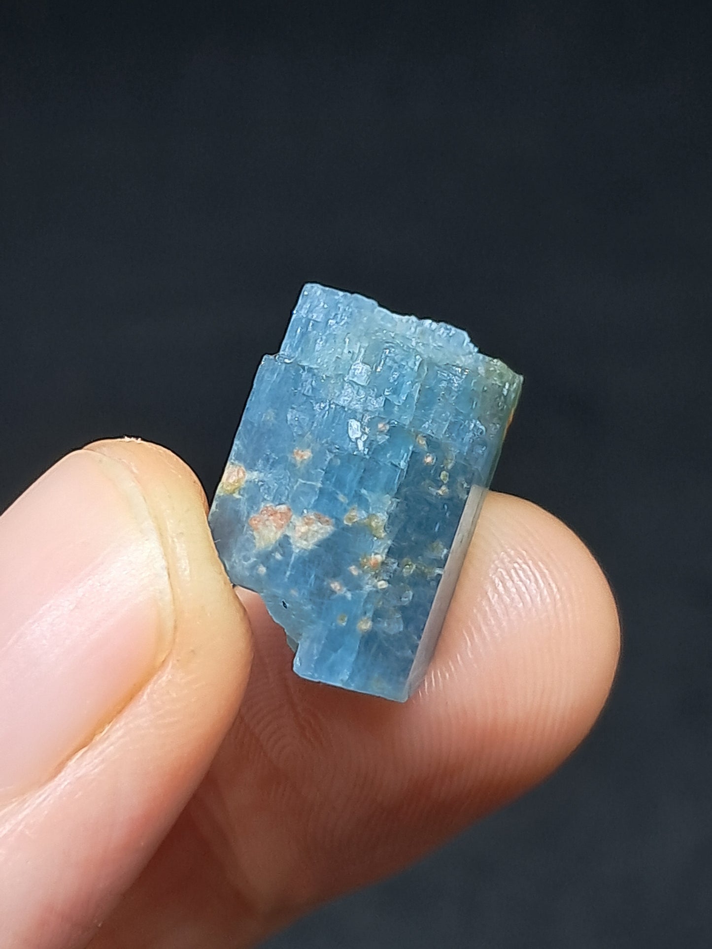 Aguamarina de alta calidad (Karur) en bruto, cristal hexagonal | Ejemplar mineral n.° AQM15