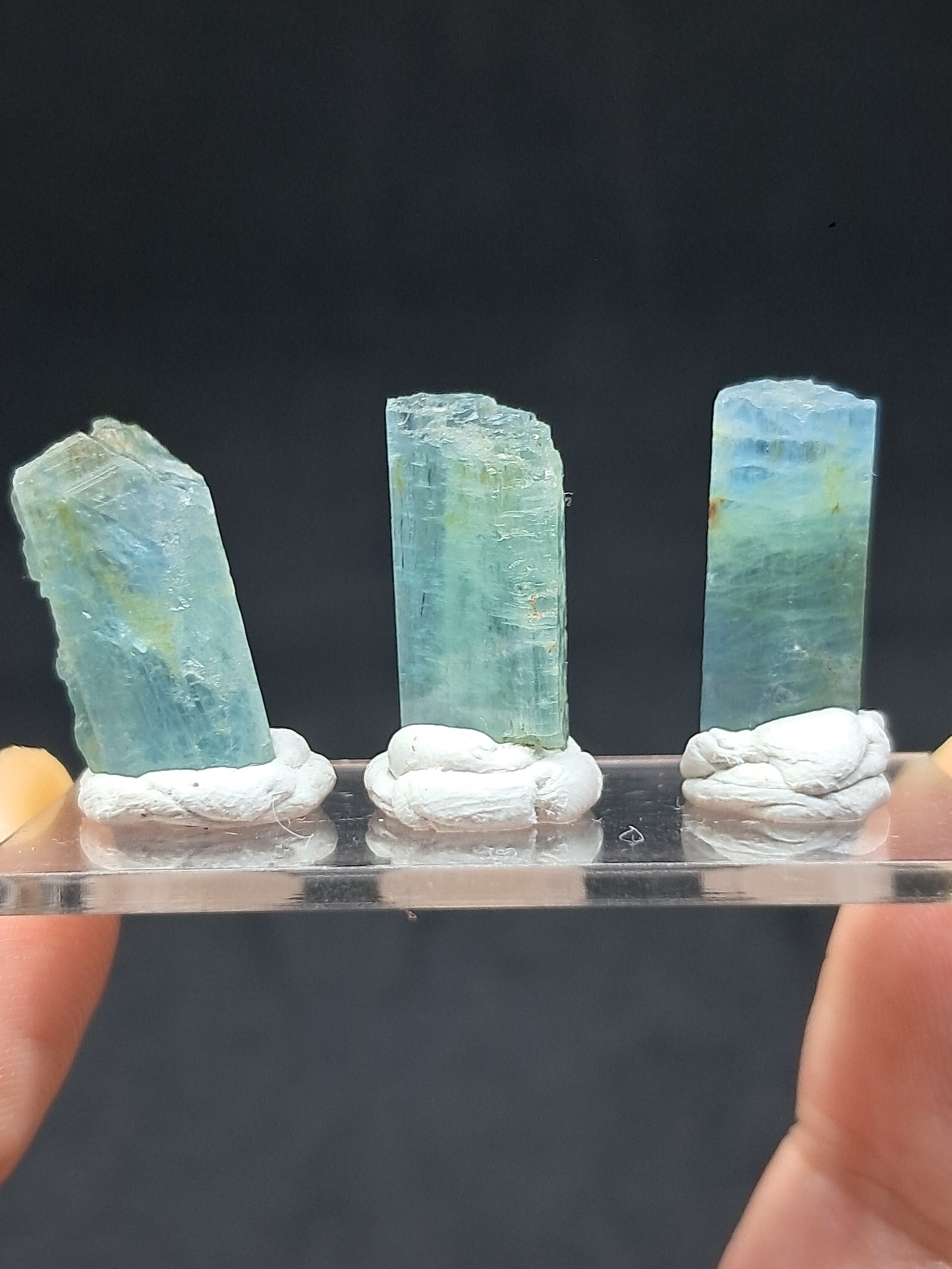 Conjunto de 3 Aguamarinas (Karur) Cristales Hexagonales en Bruto | Ejemplar Mineral n.° AQM26