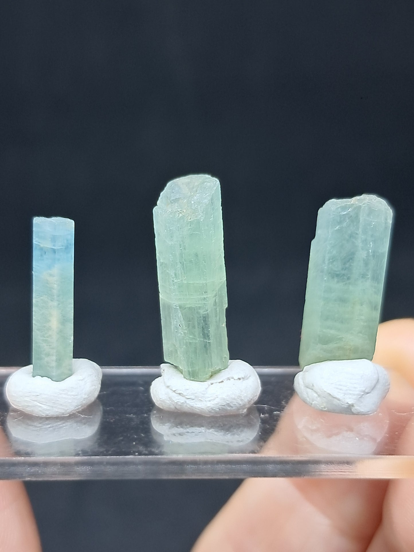 Conjunto de 3 Aguamarinas (Karur) Cristales Hexagonales en Bruto | Ejemplar Mineral n.° AQM34