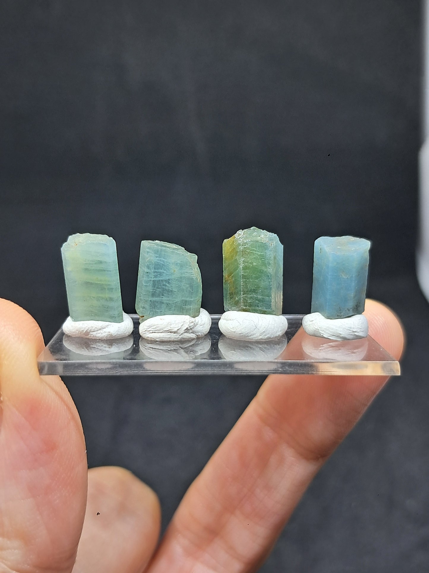 Conjunto de 4 cristales hexagonales de aguamarina (Karur) en bruto | Ejemplar mineral n.° AQM32