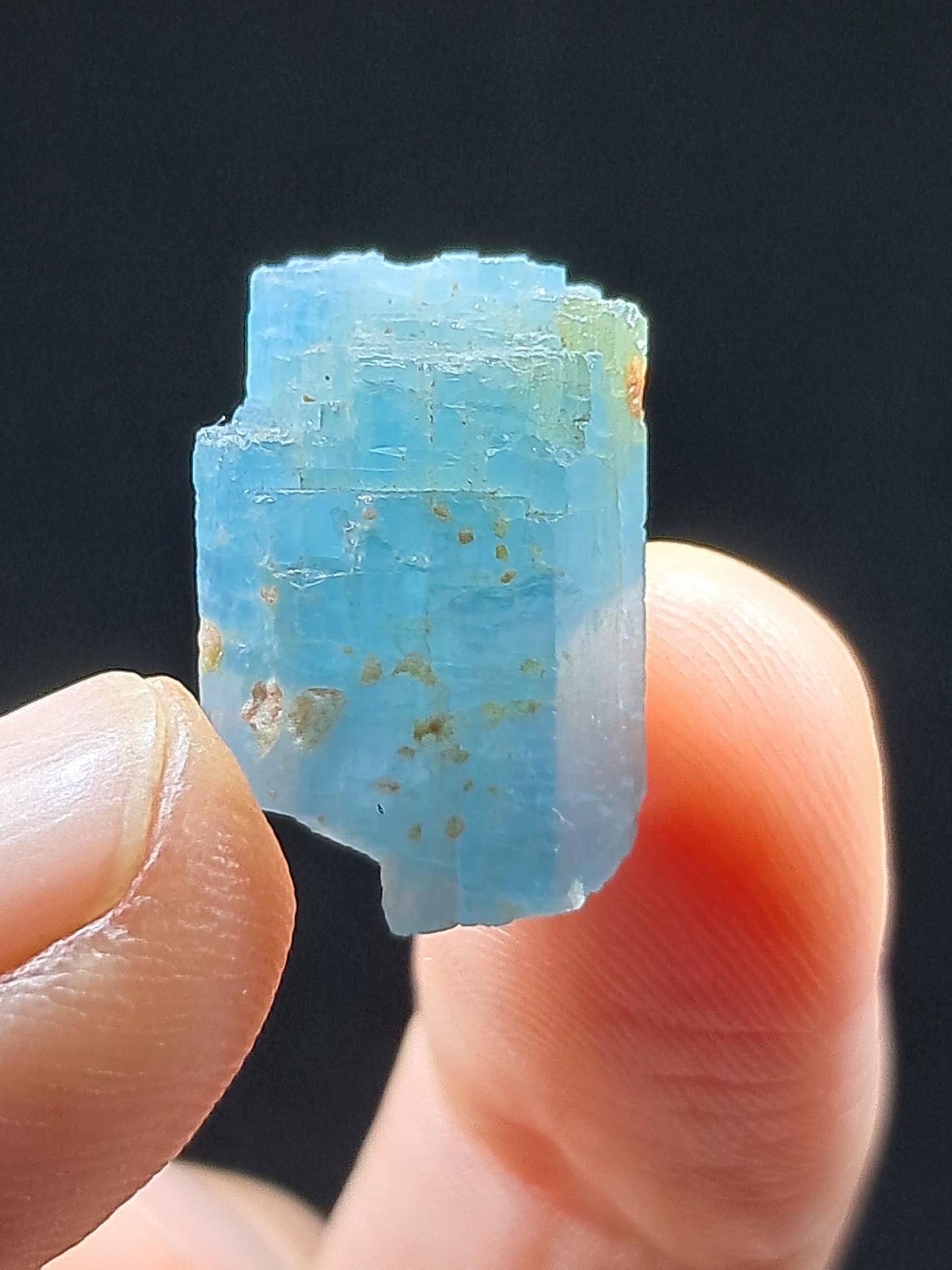 Aguamarina de alta calidad (Karur) en bruto, cristal hexagonal | Ejemplar mineral n.° AQM15