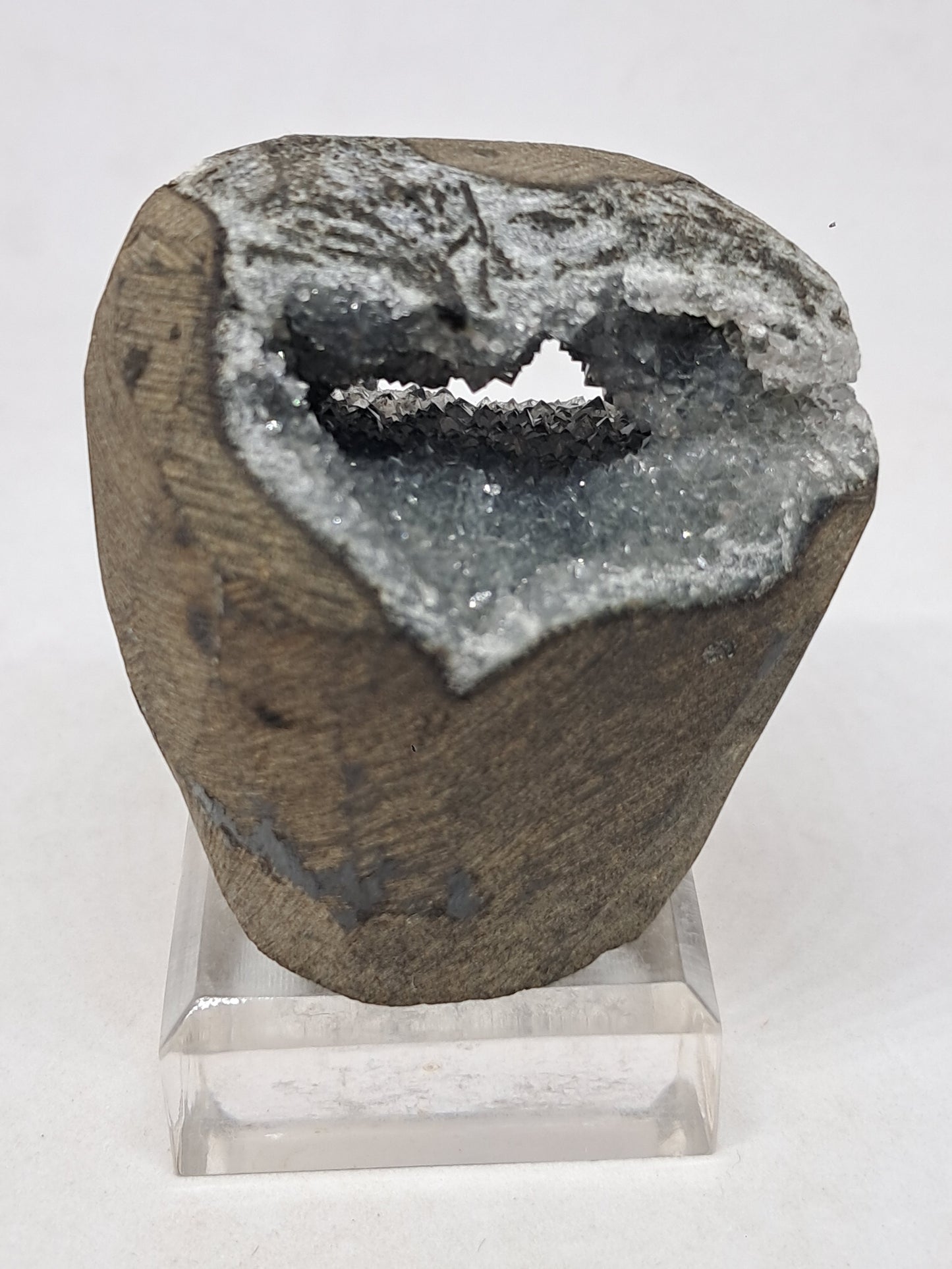 Calcedonia negra en geoda de basalto (Nashik) | Cristal natural | Ejemplar mineral n.° BC20