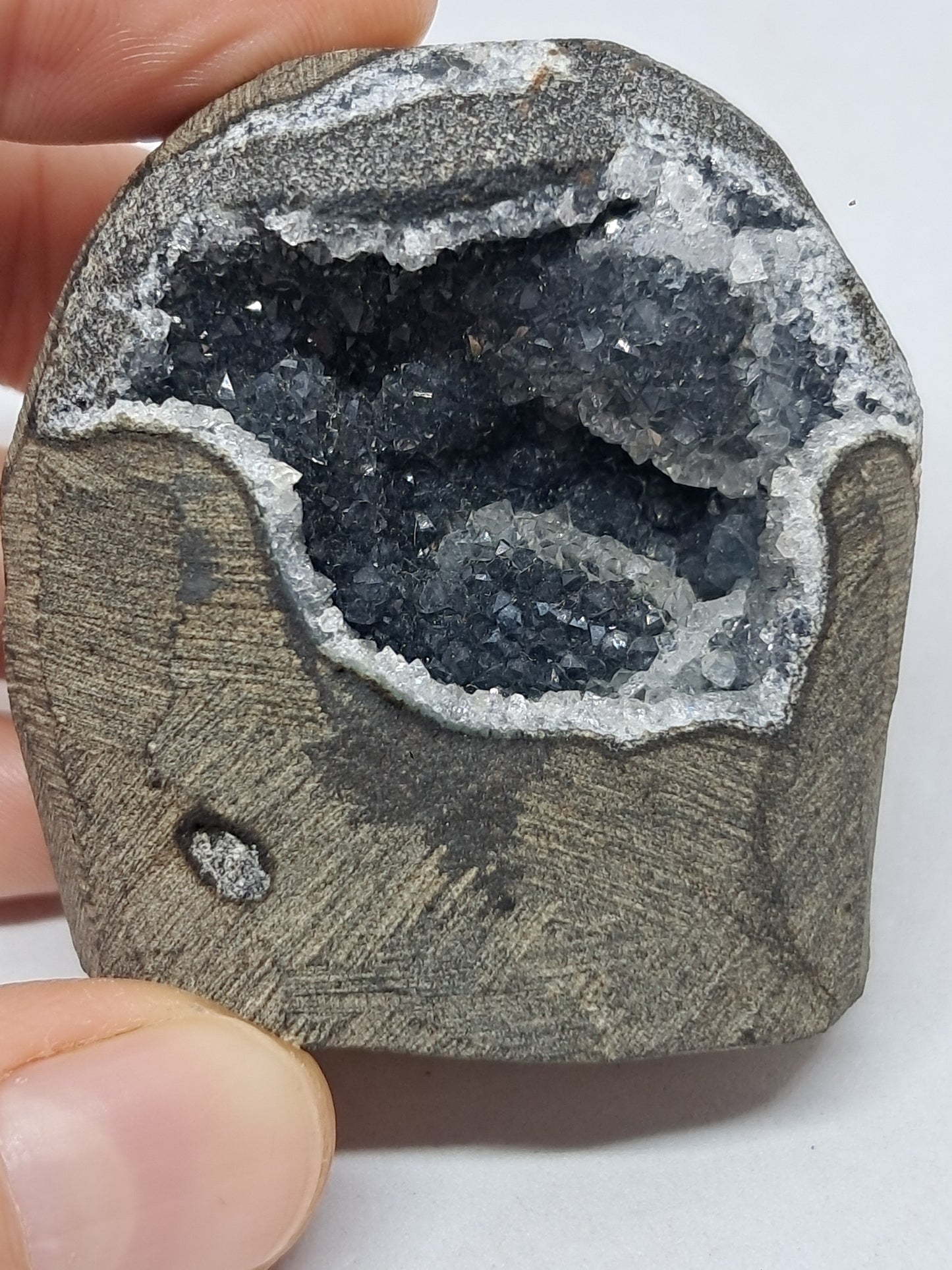 Calcedonia negra en geoda de basalto (Nashik) | Cristal natural | Ejemplar mineral n.° BC16