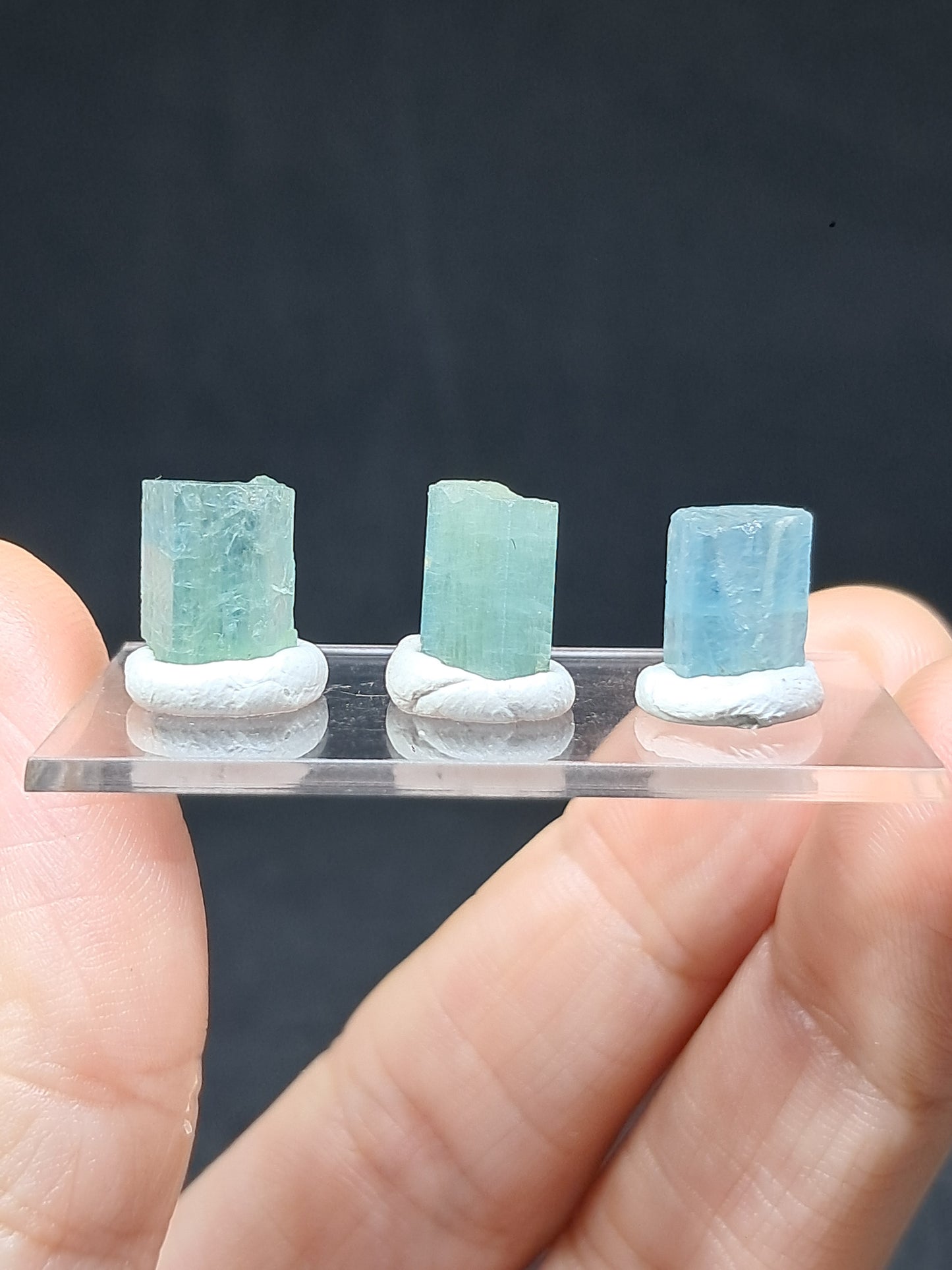 Conjunto de 3 Aguamarinas (Karur) Cristales Hexagonales en Bruto | Ejemplar Mineral n.° AQM36