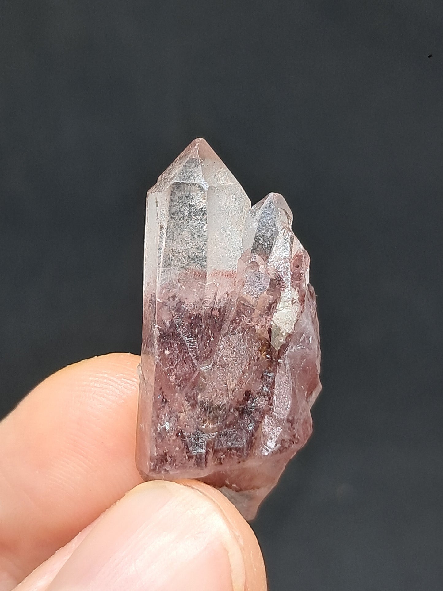 Punta de cristal natural de cuarzo fantasma hematita (Telangana) | Ejemplar mineral n.° HPQ17