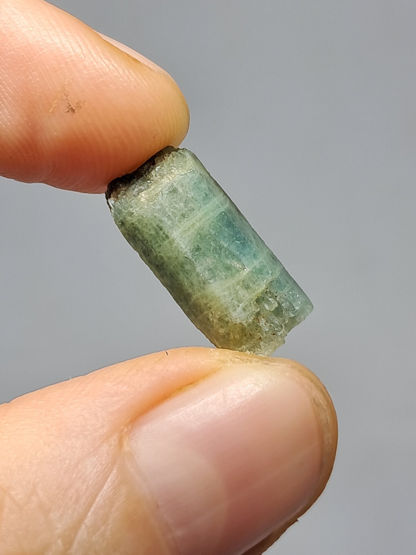 Aguamarina (Karur) Cristal hexagonal en bruto | Ejemplar mineral n.° AQM21