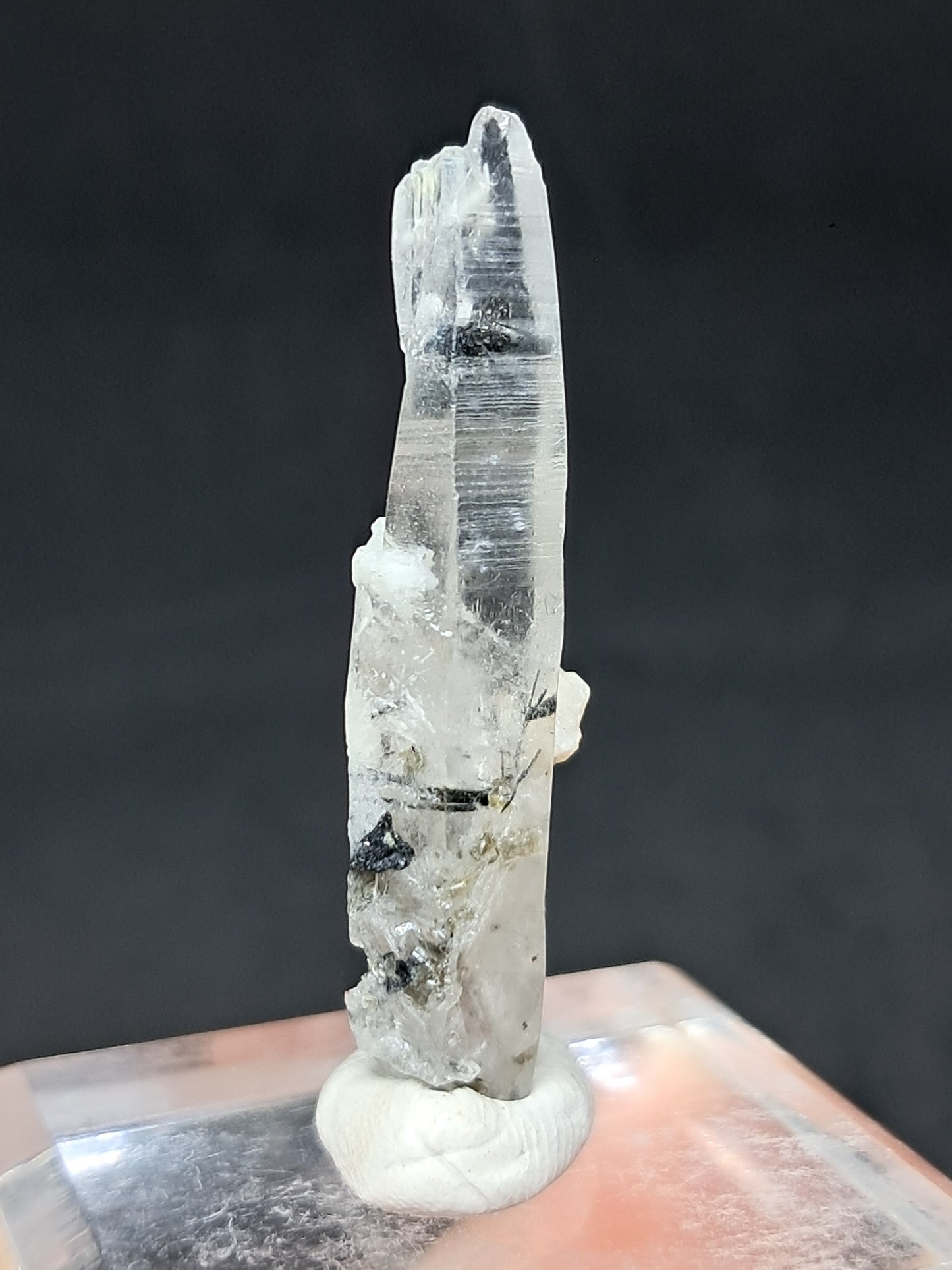 Punta de cristal de cuarzo turmalinado (karur), piedra natural | Ejemplar mineral n.° TQ28