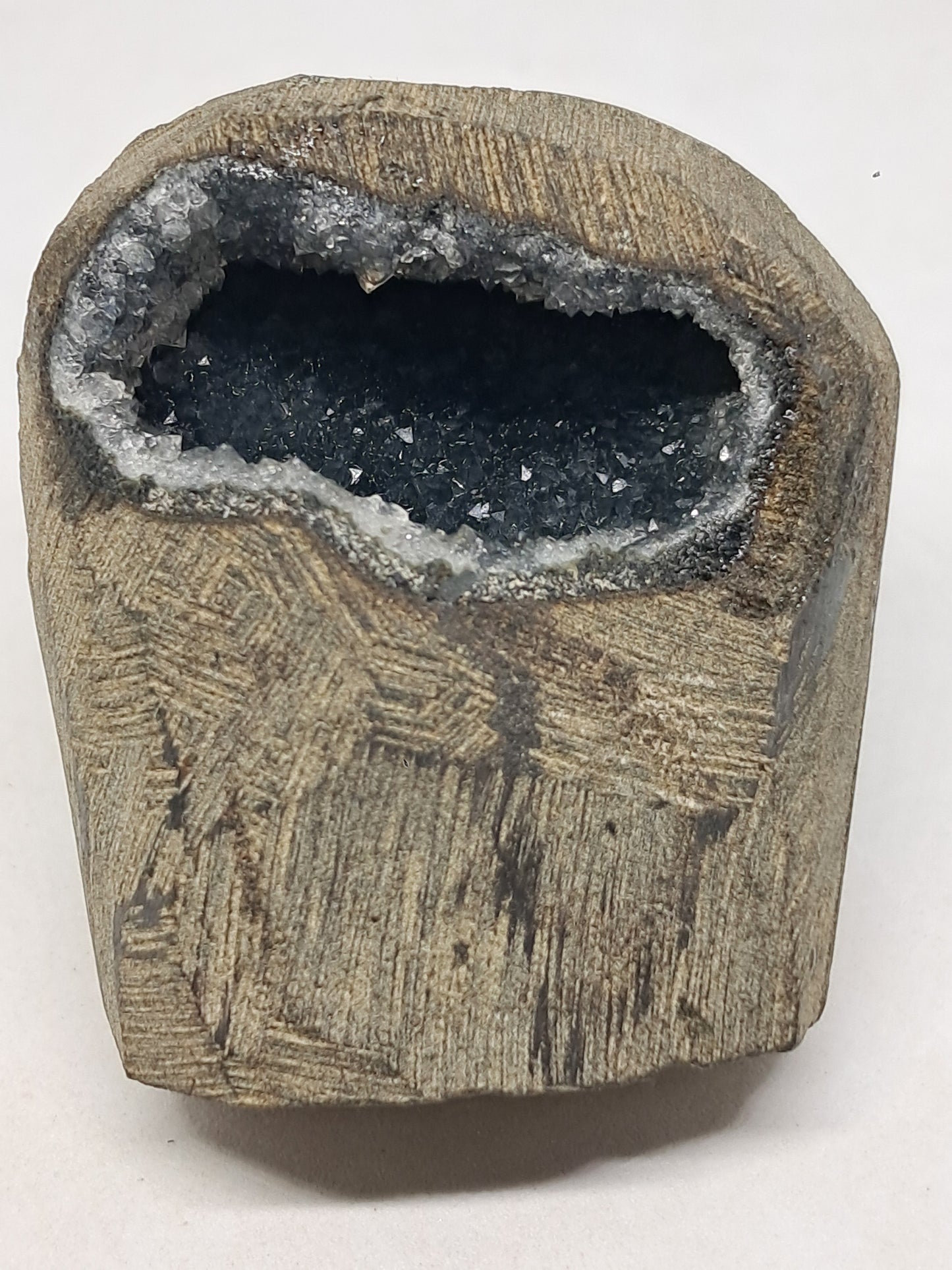 Calcedonia negra en geoda de basalto (Nashik) | Cristal natural | Ejemplar mineral n.° BC12