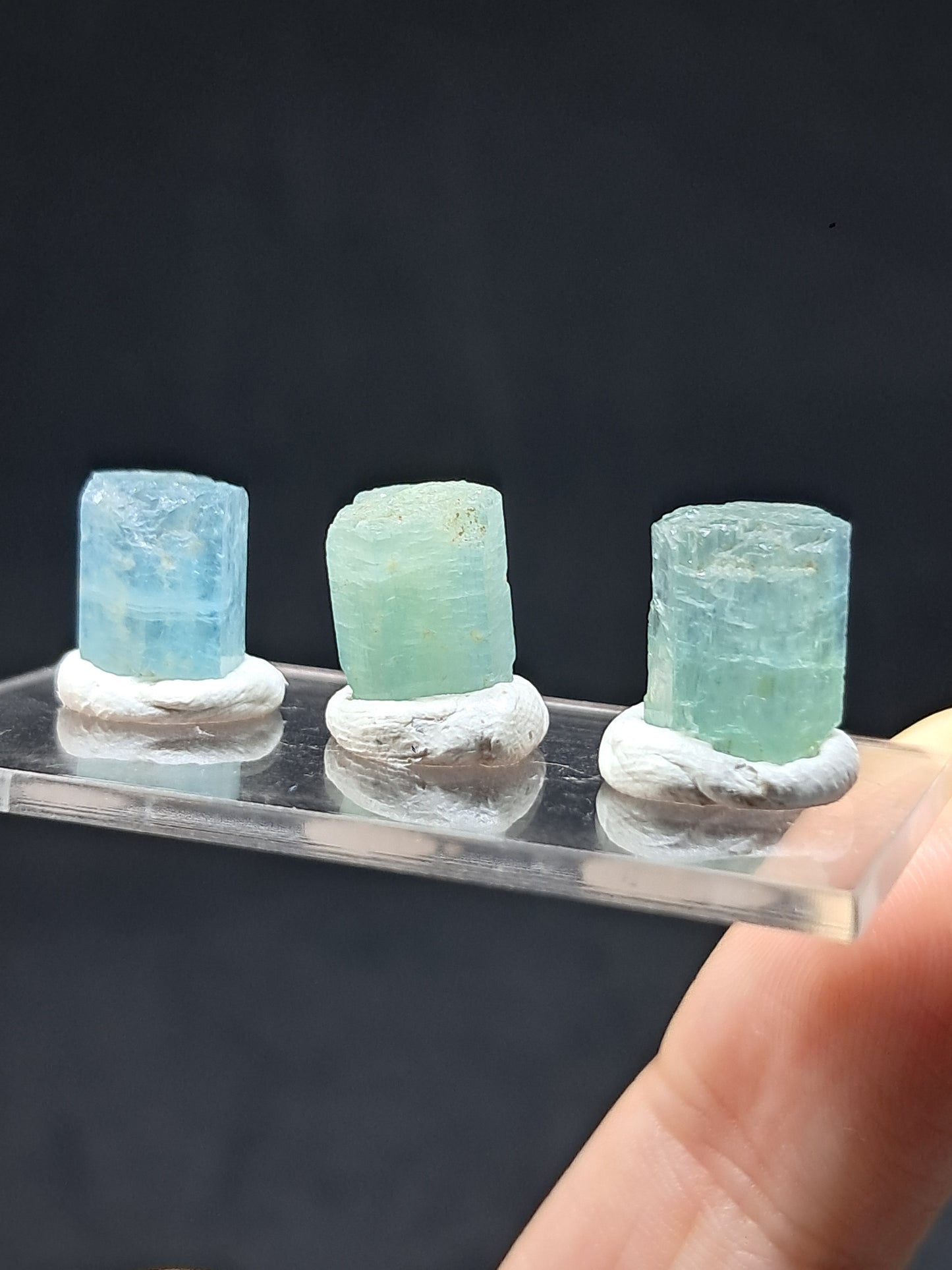 Conjunto de 3 Aguamarinas (Karur) Cristales Hexagonales en Bruto | Ejemplar Mineral n.° AQM36